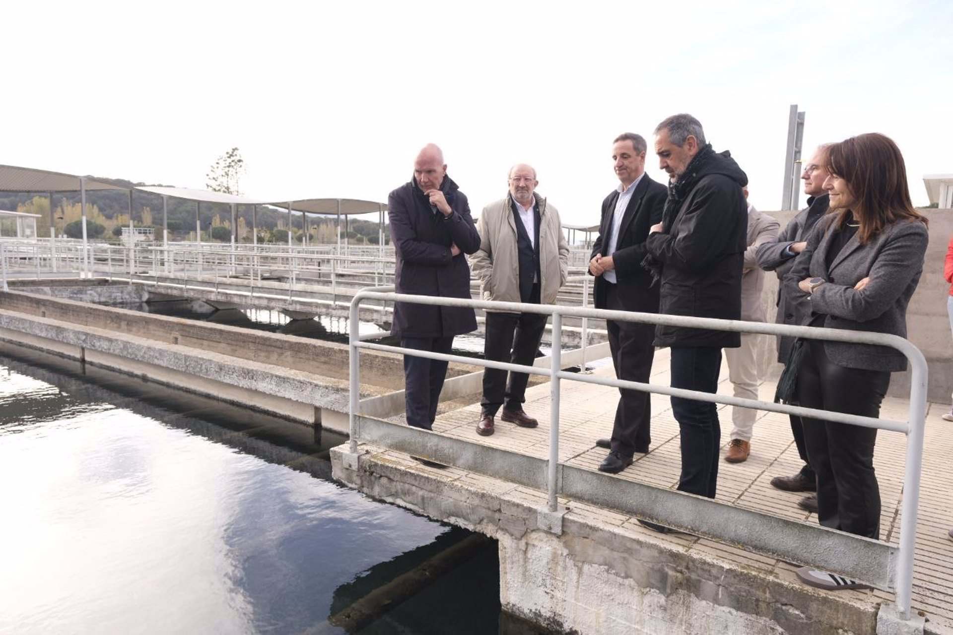 El consejero David Mascort en una visita a la potabilizadora del Ter. EE