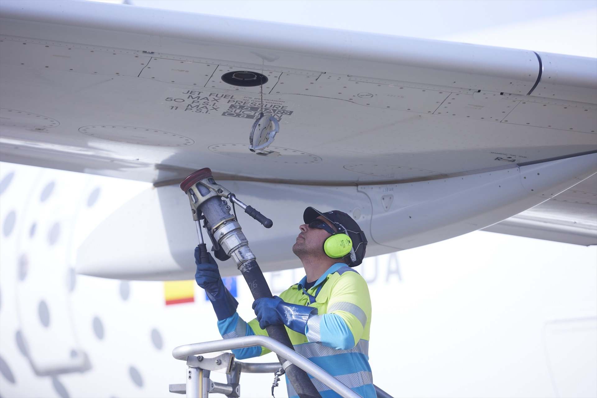 Un operario reposta un avión con SAF. Europa Press