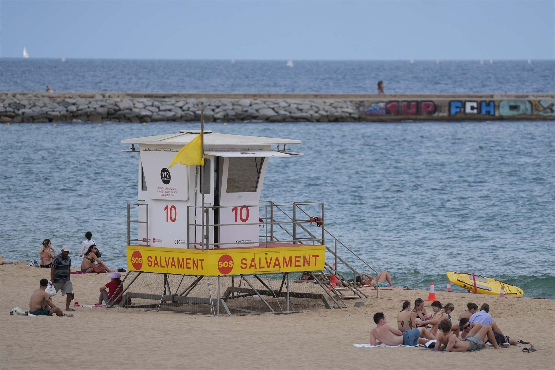 Estación de salvamento en la playa del Bogatell de Barcelona este verano
