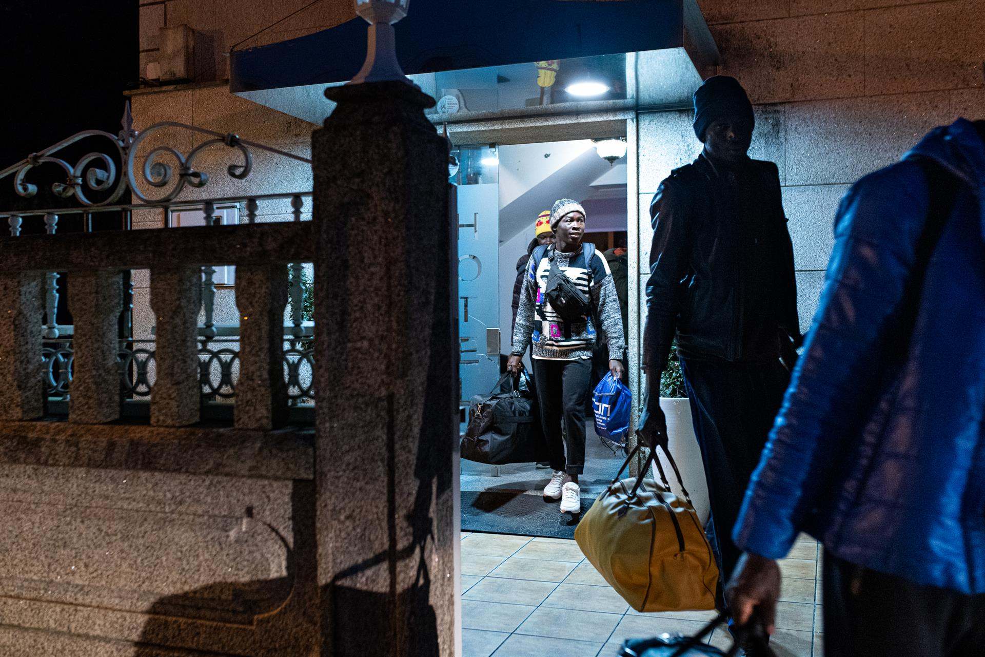 Migrantes procedentes de Canarias dejan el hotel Baixamar en Sanxenxo para partir al campamento de Accem,