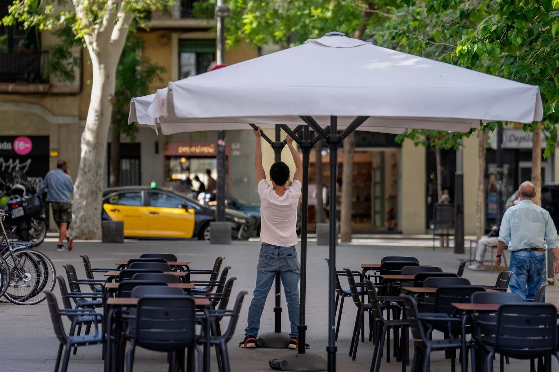 Un trabajador en una terraza de un bar.