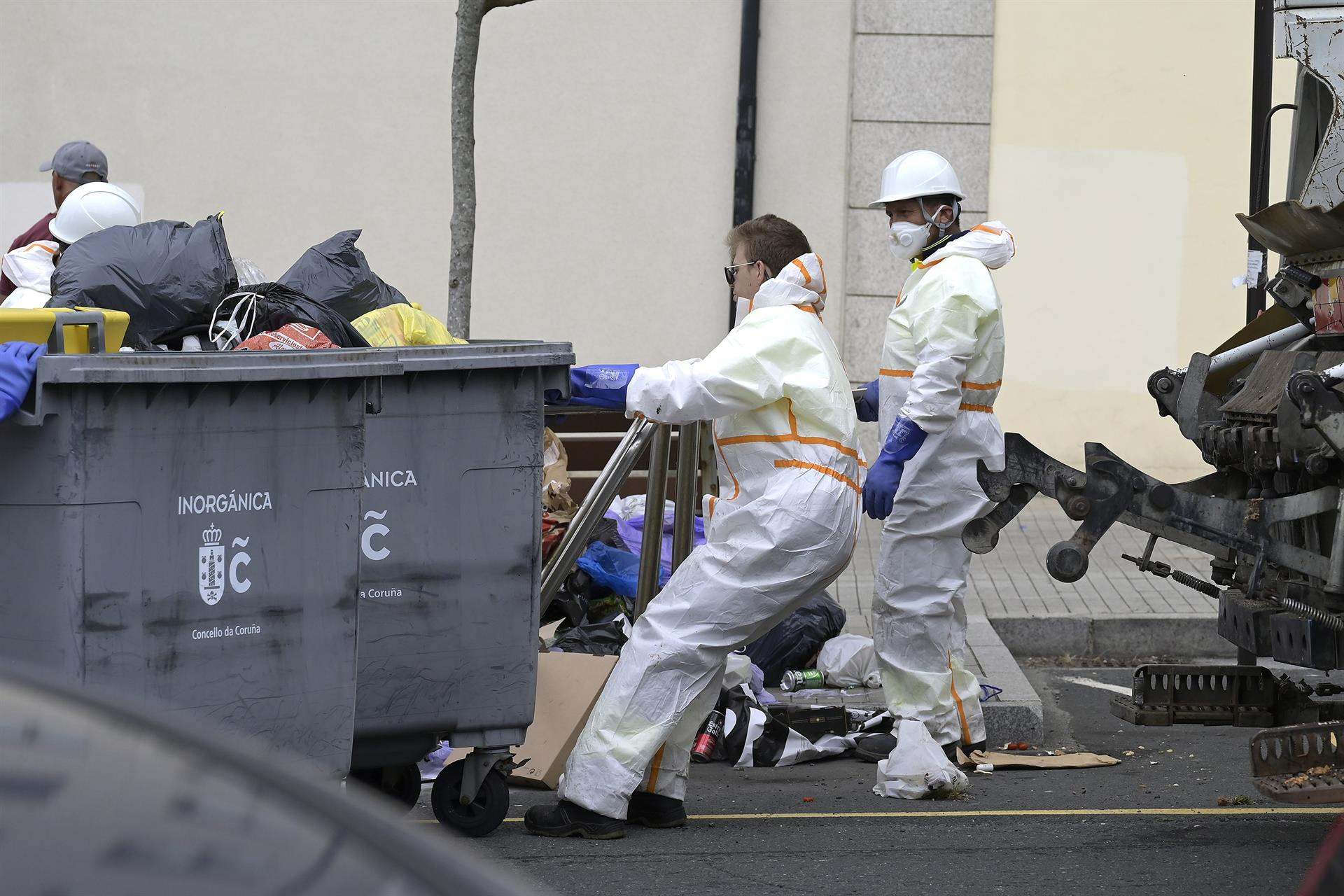 Imagegn de la recogida de basura por parte de la empresa de emergencia contratada por el Concello de A Coruña.