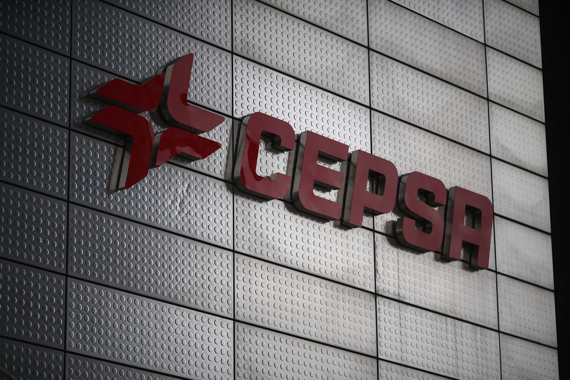 Logo de Cepsa en su sede en Madrid. Europa Press