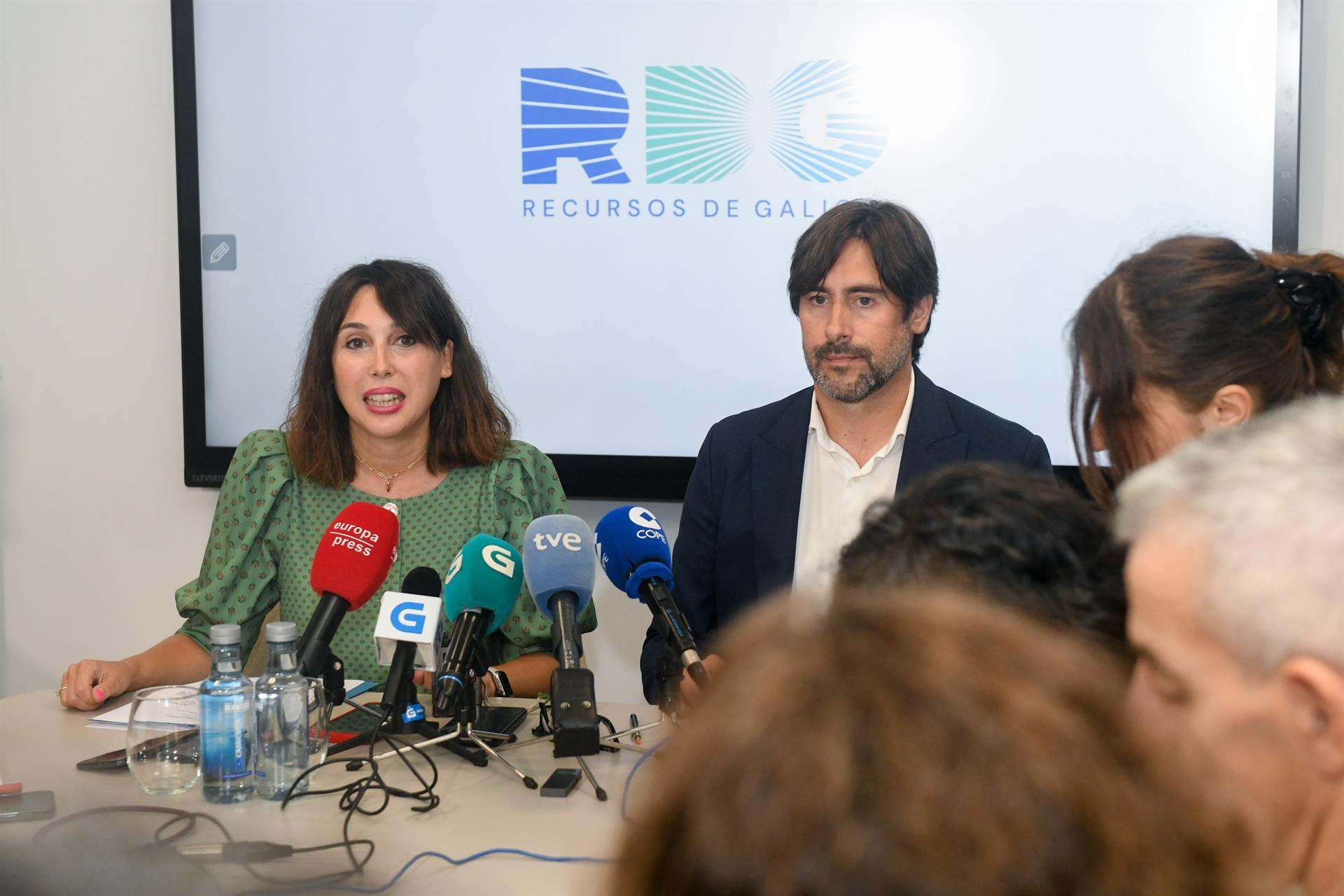 La conselleira de Economía, María Jesús Lorenza, y el consejero delegado de RDG, Emilio Bruquetas.