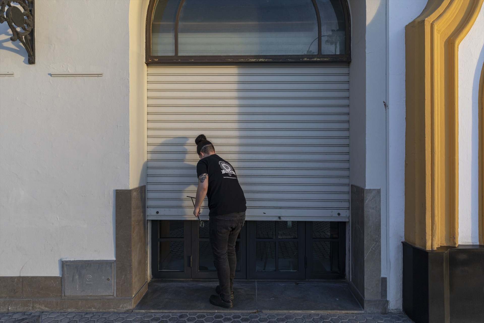 Un hostelero abre el cierre de su local | EP