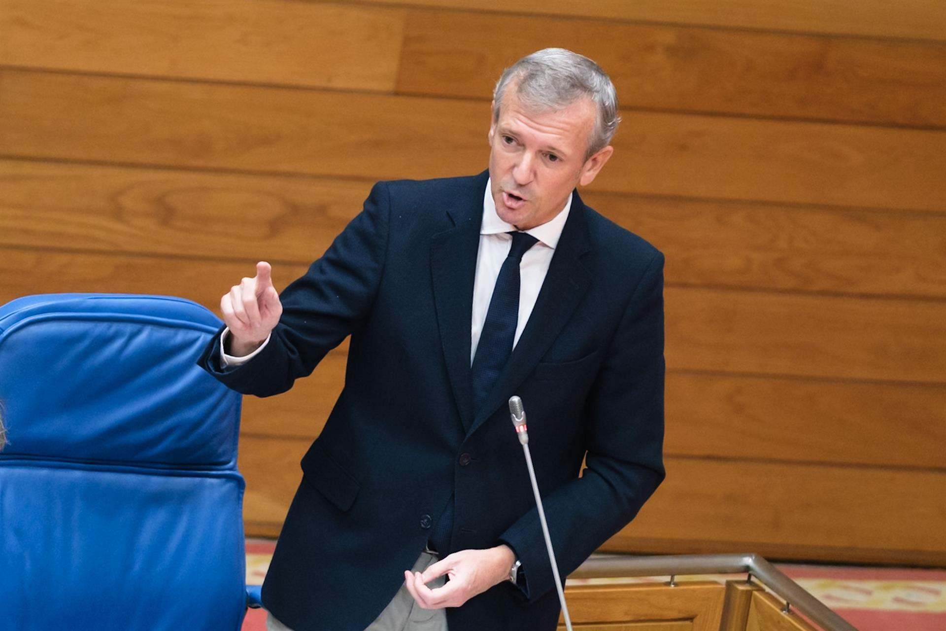 El presidente de la Xunta, Alfonso Rueda, interviene en el pleno del Parlamento.