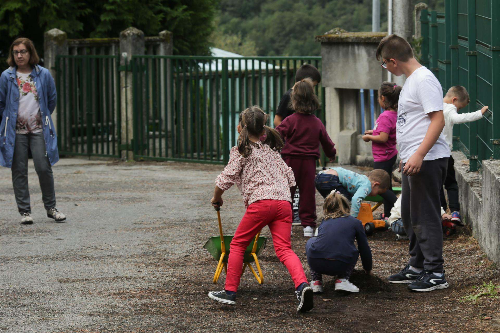 Alumnos juegan en el patio del colegio el día que arranca el curso escolar en Galicia.