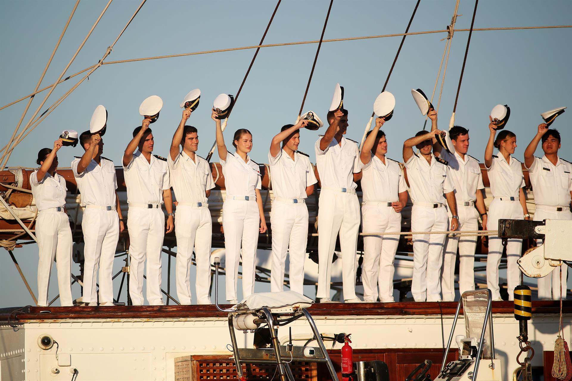 La princesa Leonor junto a sus compañeros a bordo del buque-escuela de la Armada 'Juan Sebastián de Elcano', a su llegada al puerto de Ferrol.