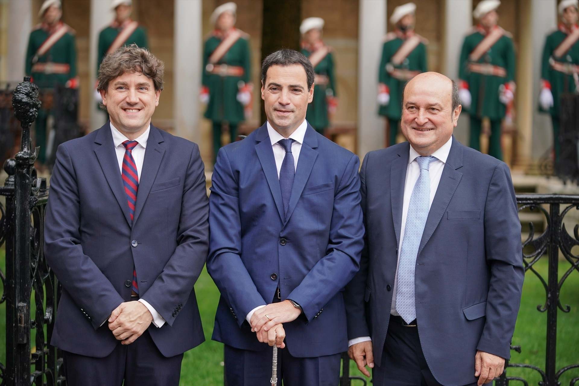 El secretario general del PSE-EE, Eneko Andueza, el lehendakari, Imanol Pradales, y el presidente del EBB del PNV, Andoni Ortuzar