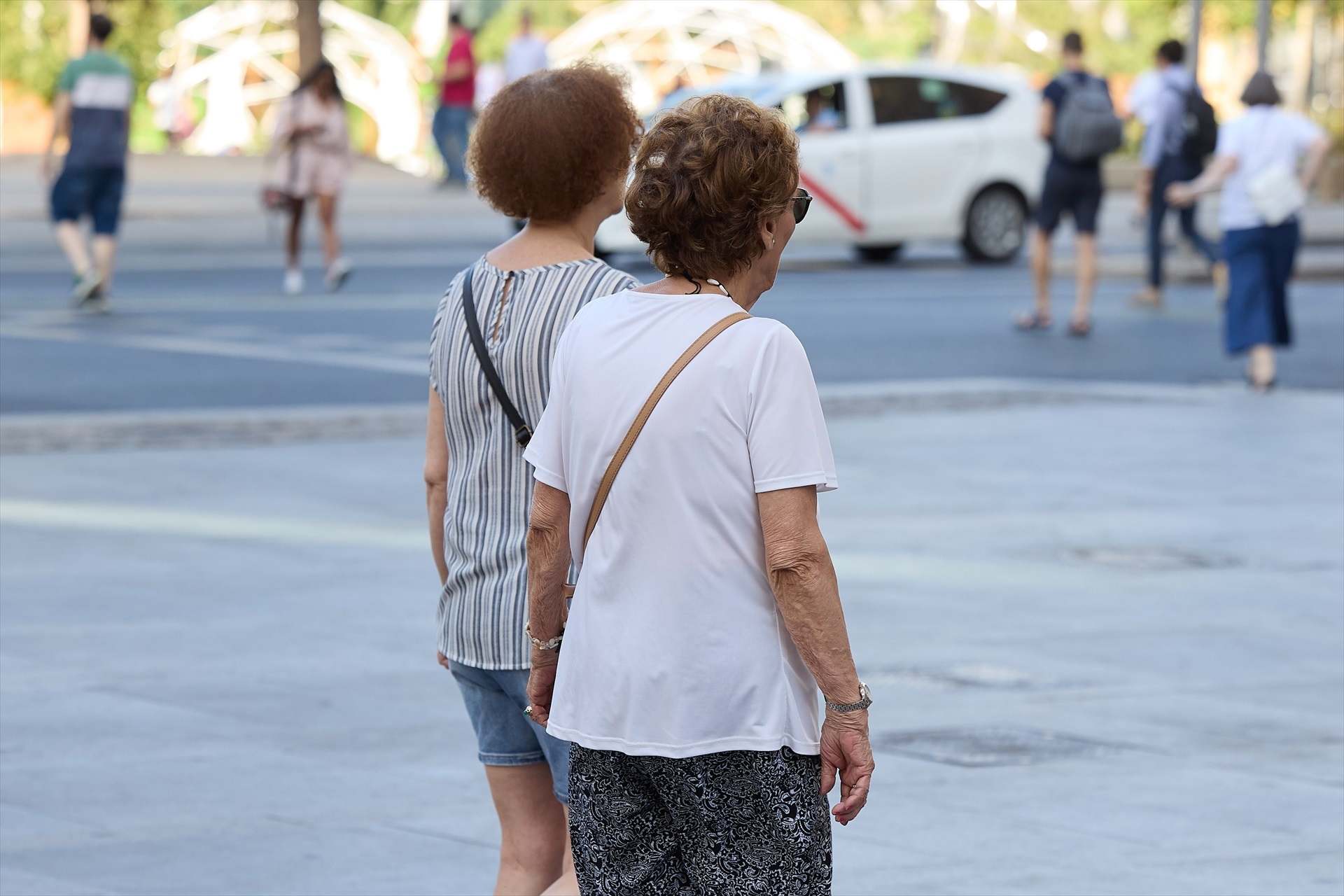 Dos mujeres mayores caminan por una calle de Madrid. Europa Press.