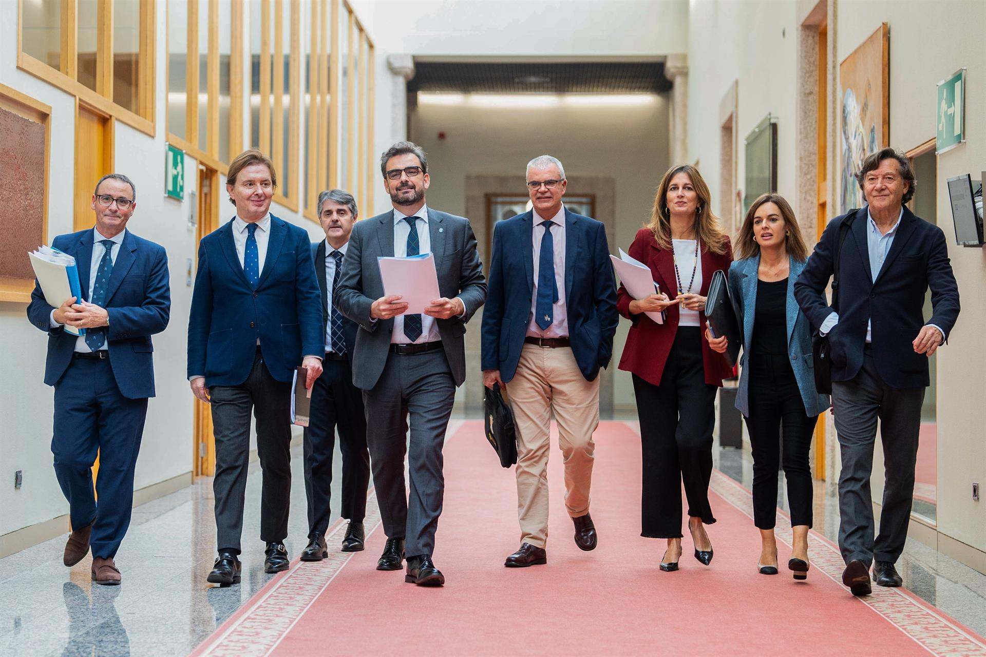 El conselleiro de Presidencia, Diego Calvo, con su equipo, en el Parlamento de Galicia.