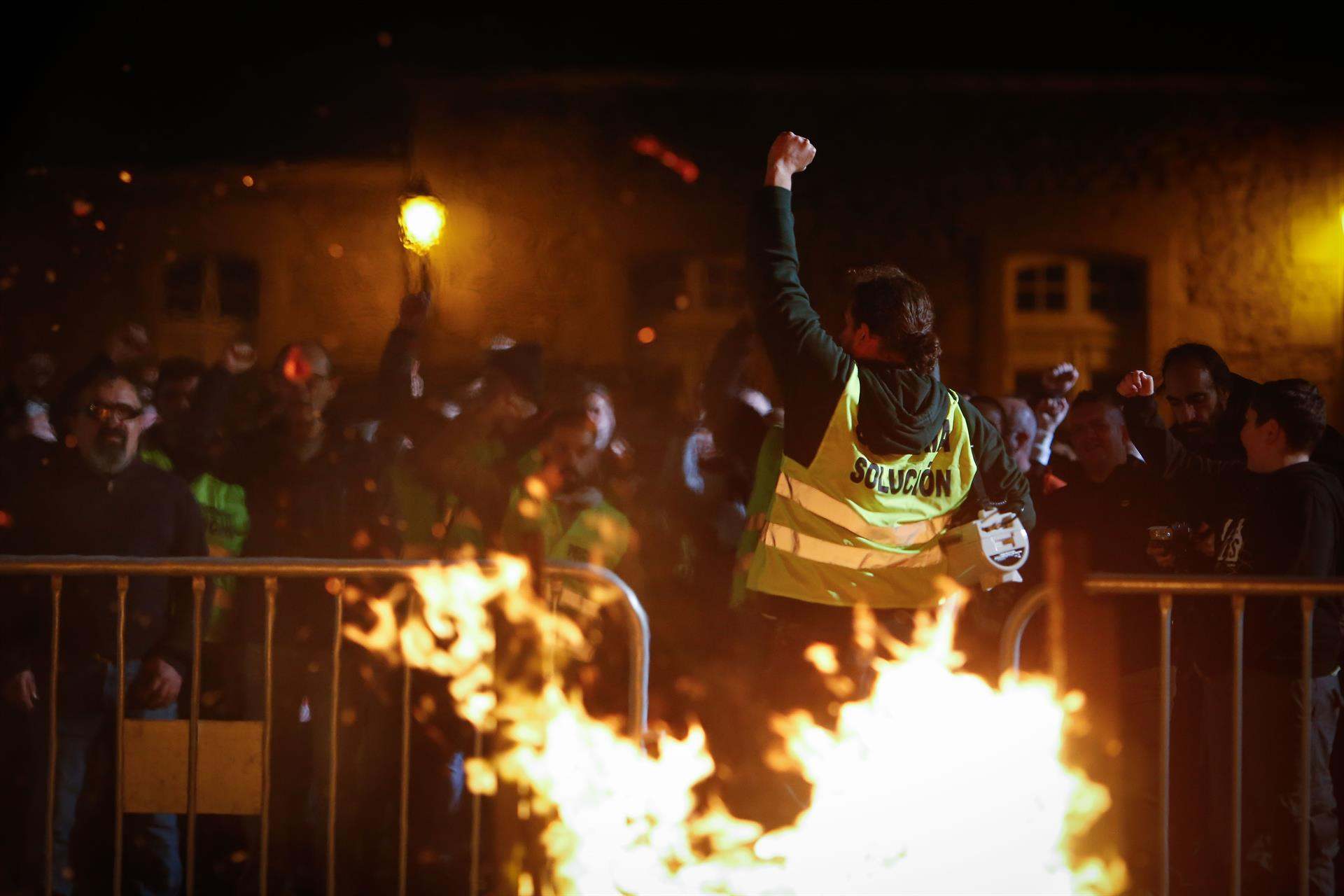 Decenas de personas durante una protesta de trabajadores de Alcoa en San Cibrao, (Lugo).