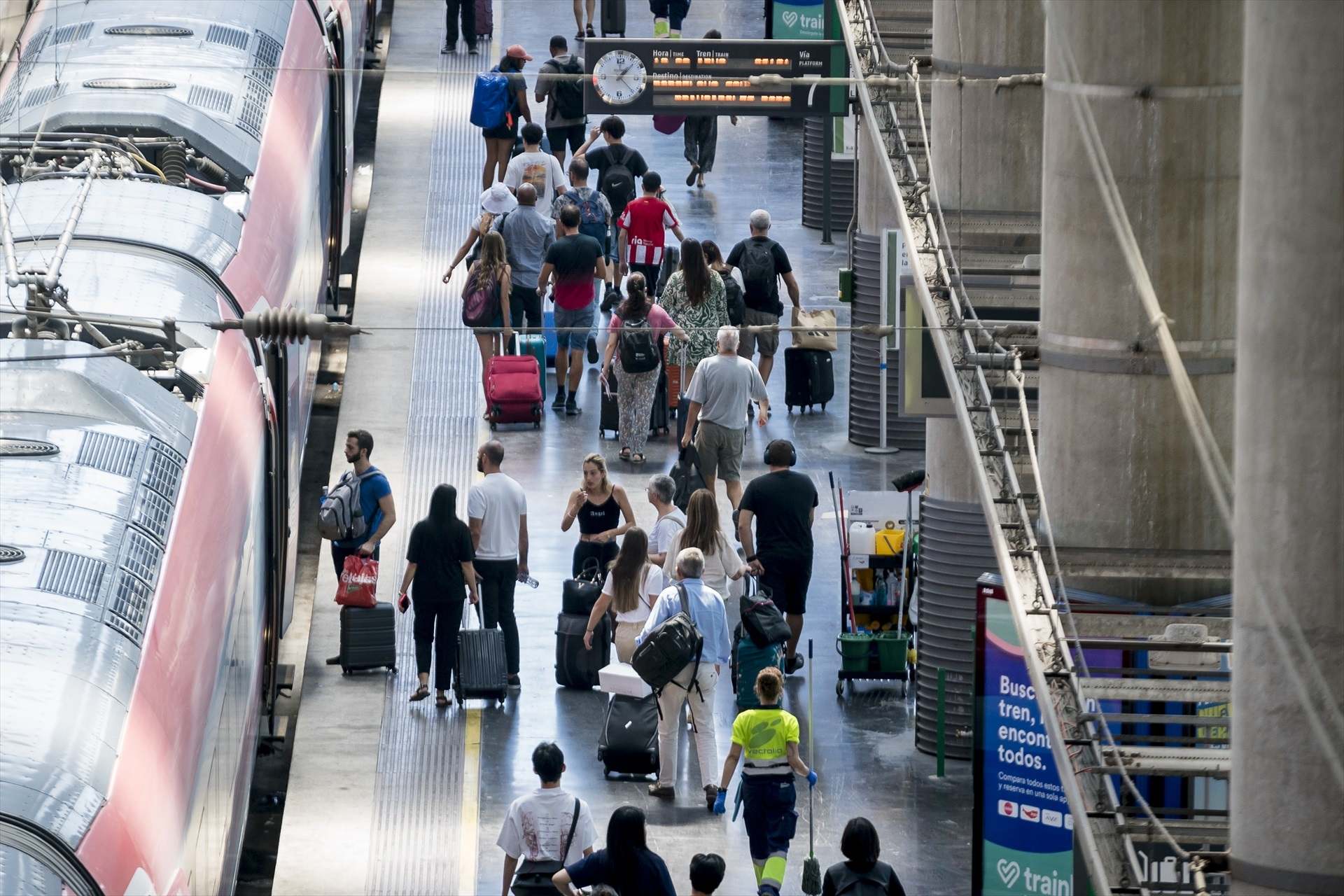 EuropaPress_5376758_varias_personas_andenes_estacion_atocha_almudena_grandes_11_agosto_2023.jpg