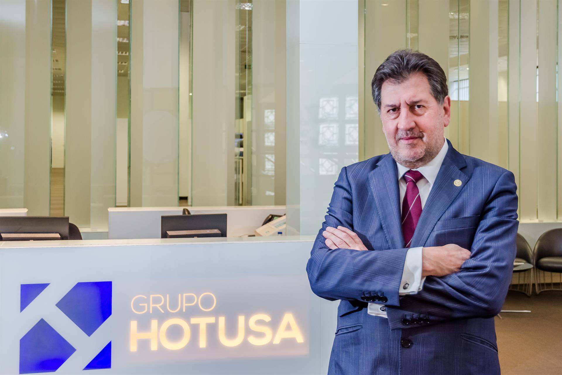El presidente y fundador del Grupo Hotusa es Amancio López Seijas.