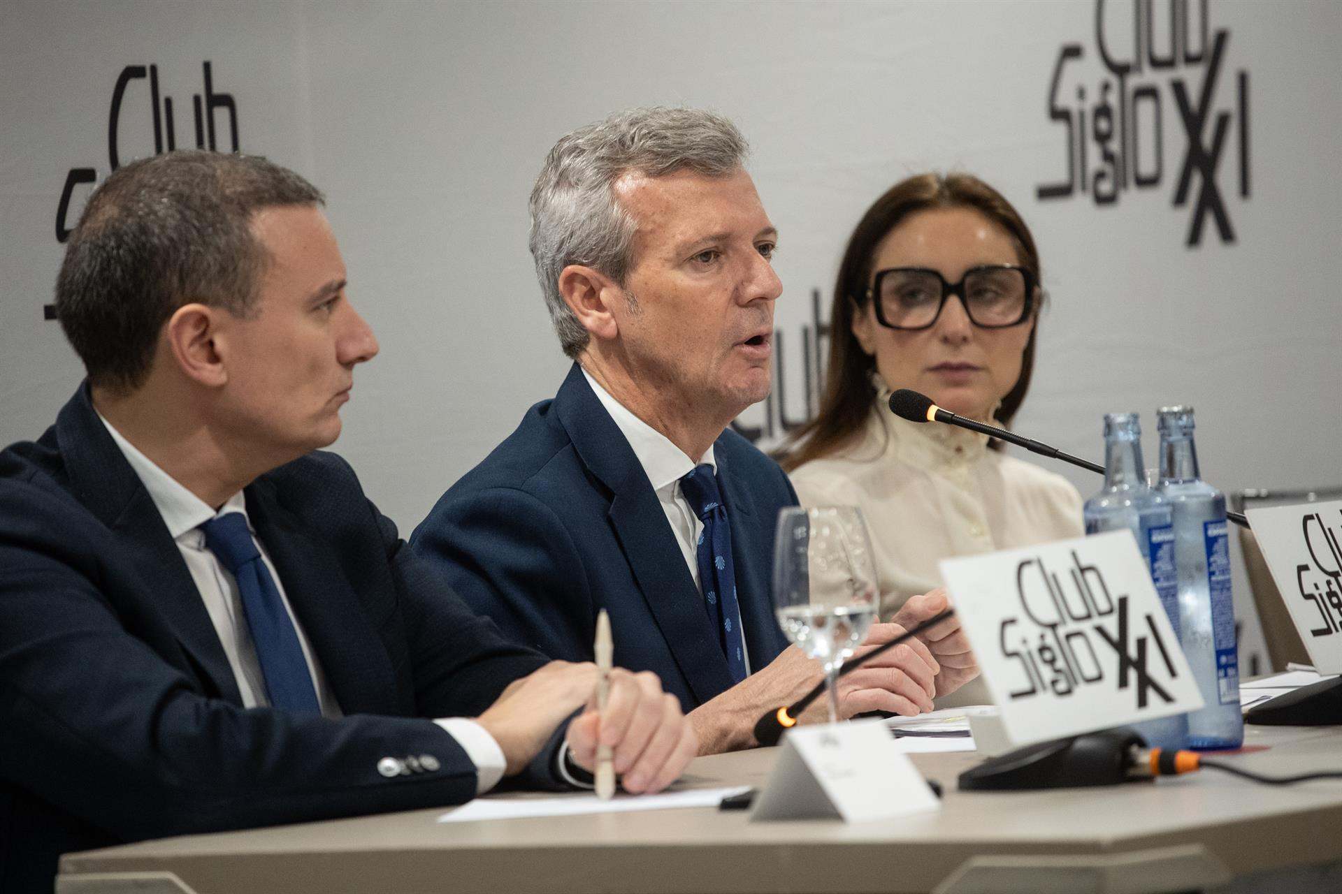 El presidente gallego, Alfonso Rueda (c), durante un almuerzo-coloquio, en la sede del Club Siglo XXI en Madrid.