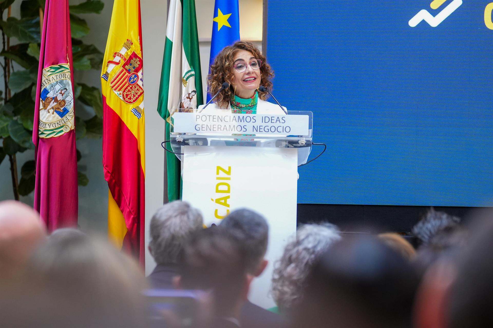 La vicepresidenta primera del Gobierno y ministra de Hacienda, María Jesús Montero , durante su intervención en el acto conmemorativo en Cádiz.