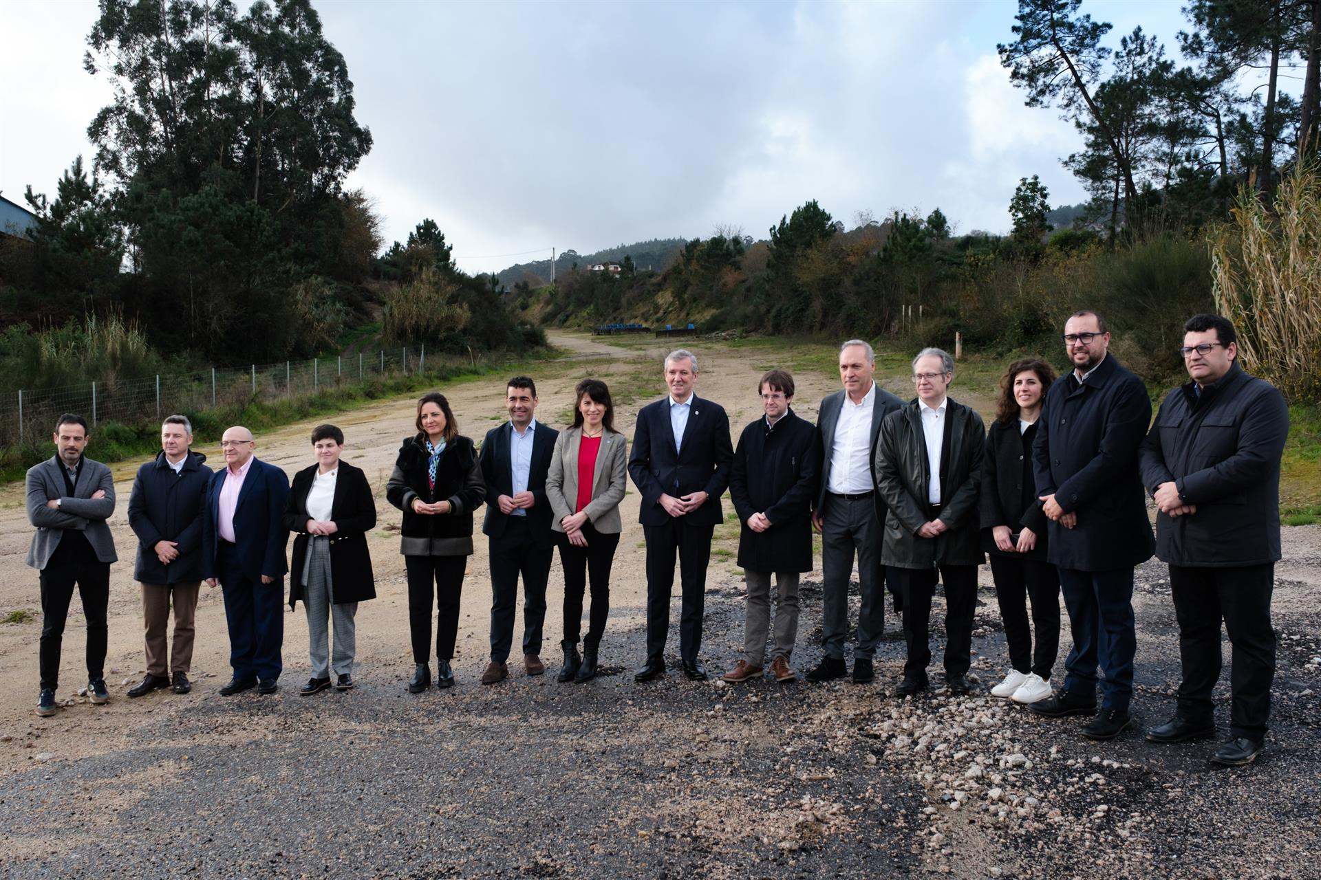 El presidente de la Xunta, Alfonso Rueda, y la conselleira María Martínez, junto a alcaldes y responsables municipales del Baixo Miño, en el acto para anunciar la licitación de un nuevo tramo de la AG-42 (Tui-A Guarda).