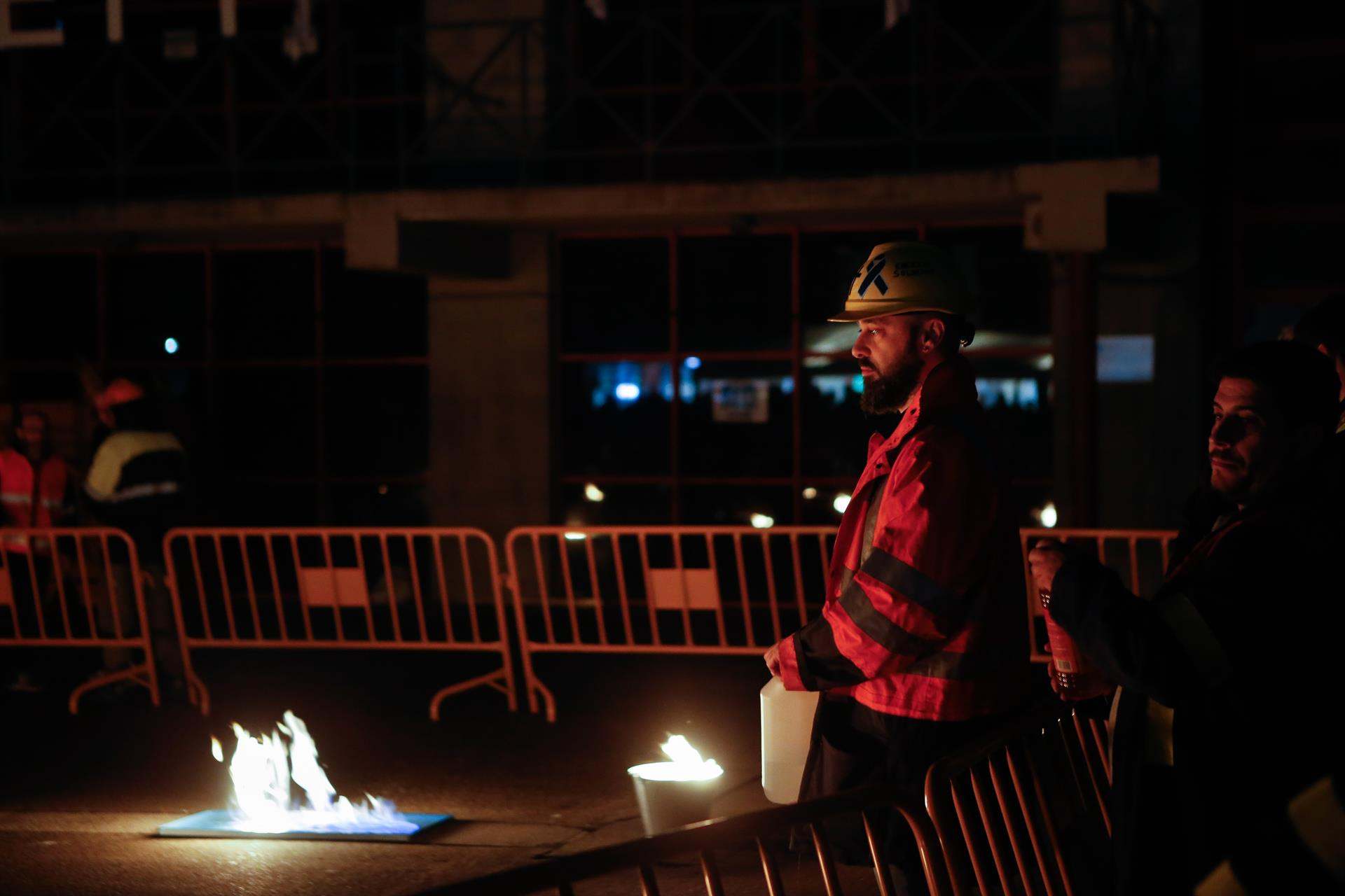 Varias personas durante la concentración de los trabajadores de Alcoa por la defensa del futuro de A Mariña.