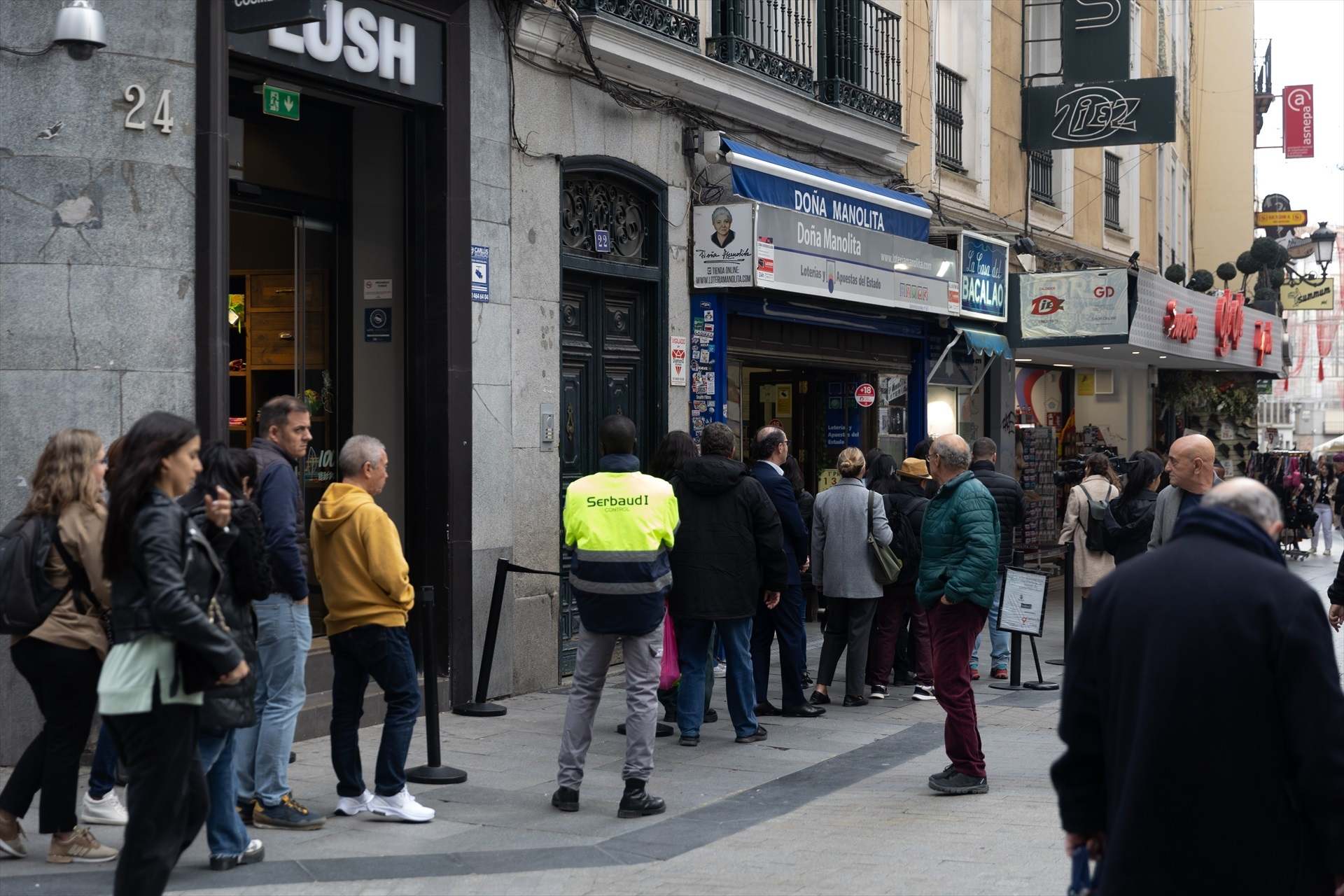 Varias personas hacen cola en la administración de Lotería de Doña Manolita en Madrid