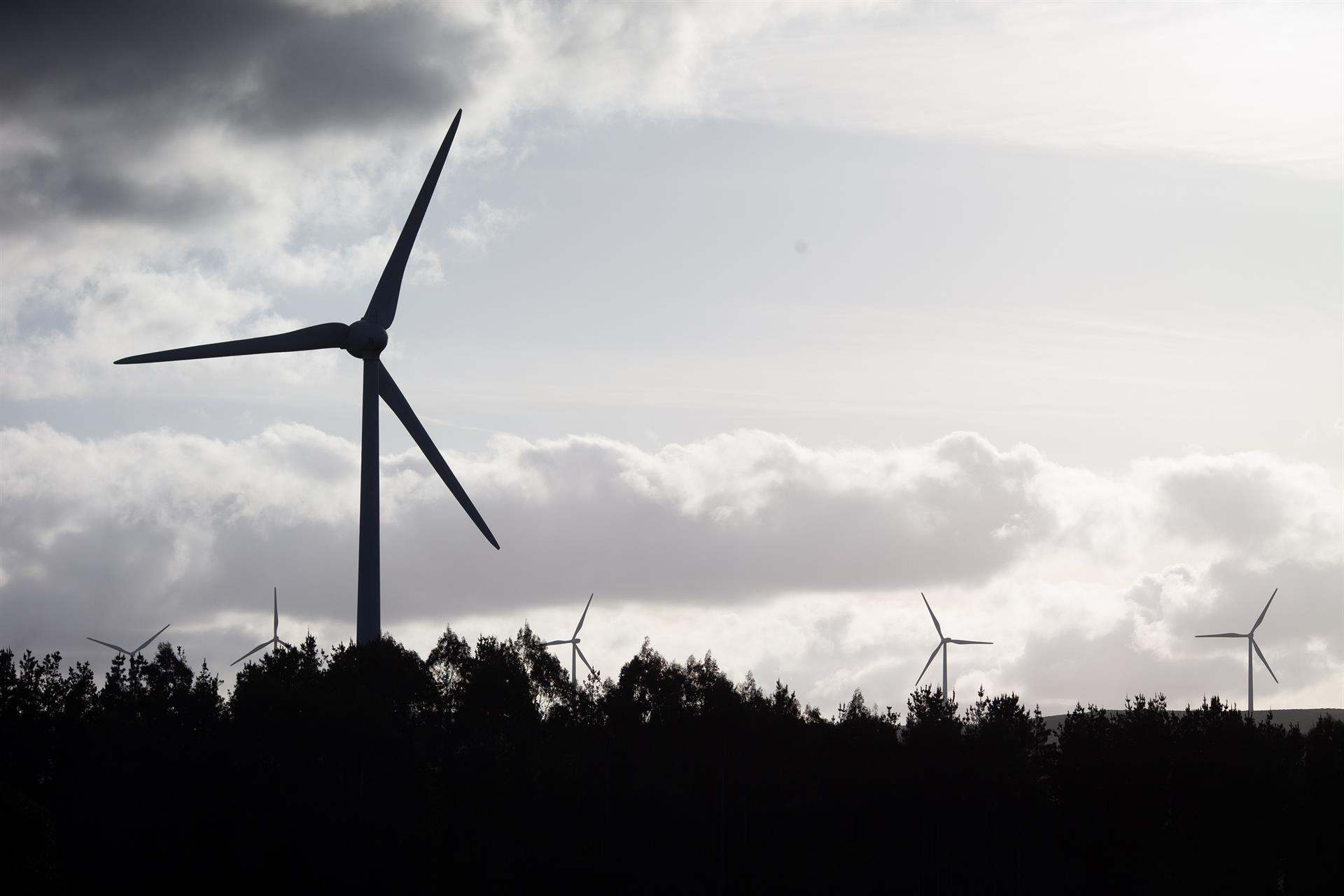Varios aerogeneradores en el parque eólico de Vilachá, en Lugo.