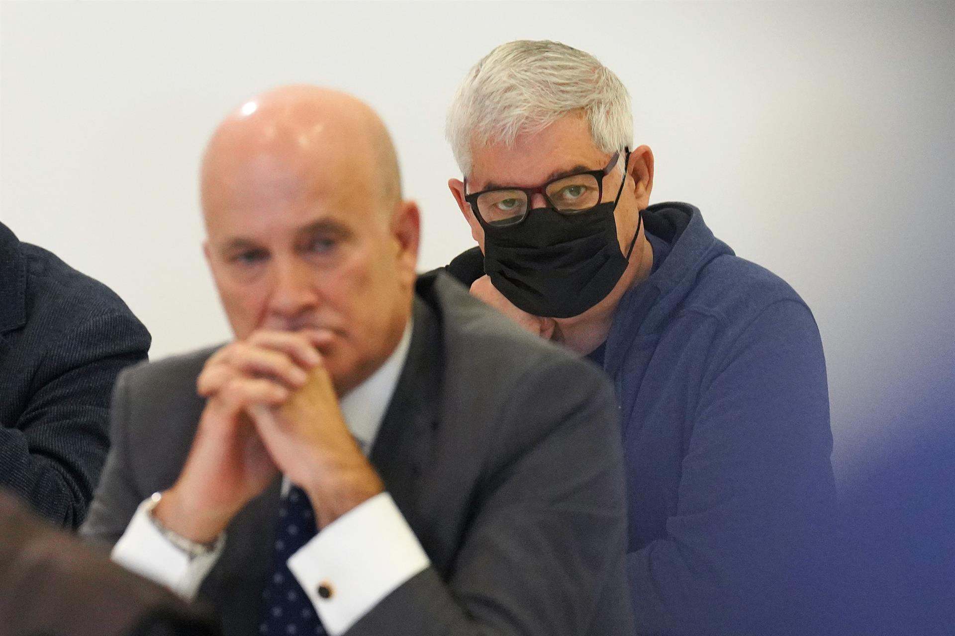 El exdirector de Seguridad en la circulación de Adif, Andrés Cortabitarte (i) y el maquinista del tren Francisco Garzón (d), durante la primera jornada del juicio por el accidente ferroviario de Alvia.