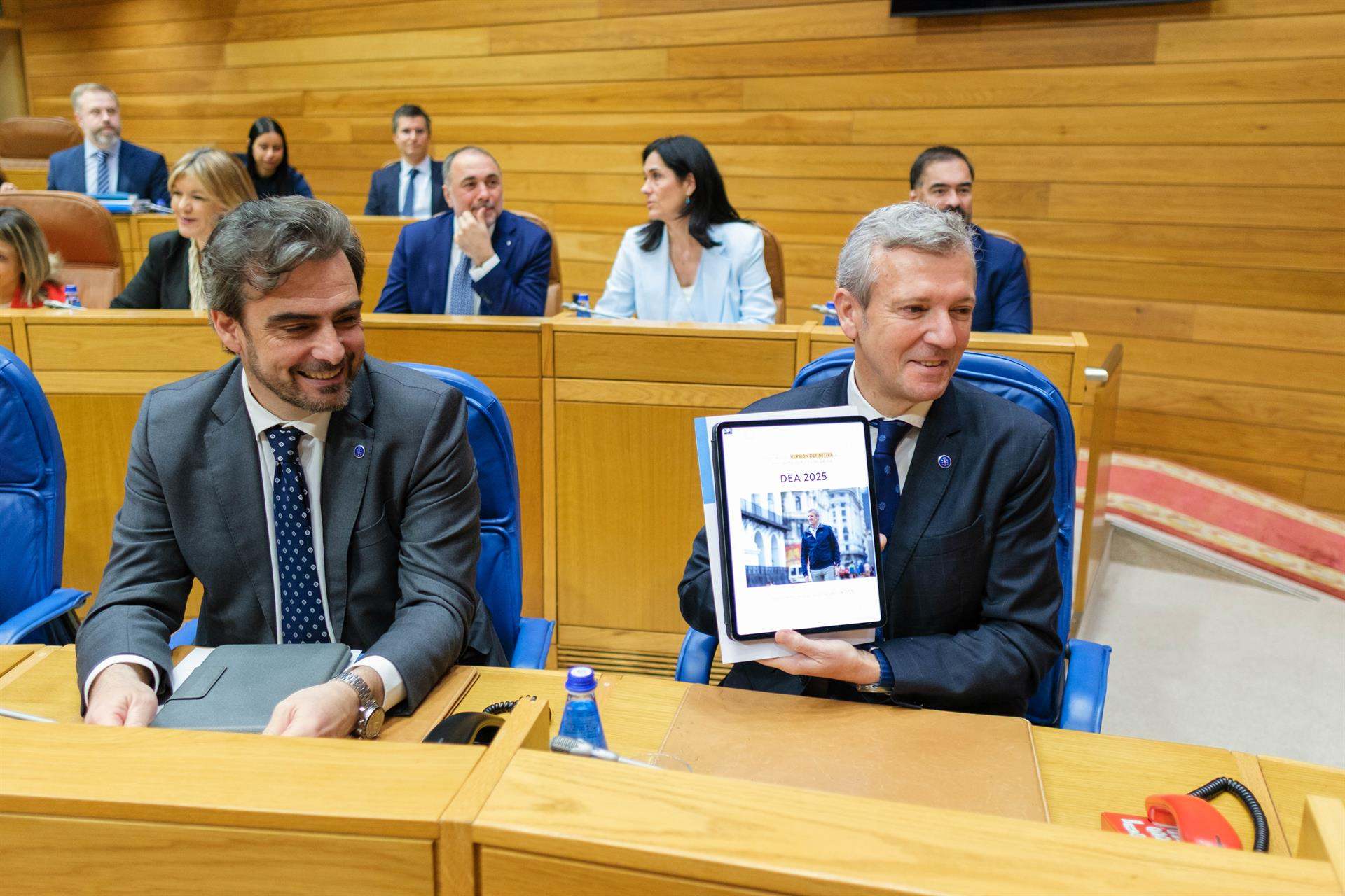 El conselleiro de Presidencia, Diego Calvo (i), y el presidente de la Xunta de Galicia, Alfonso Rueda (d), durante el debate sobre el Estado de la Autonomía.