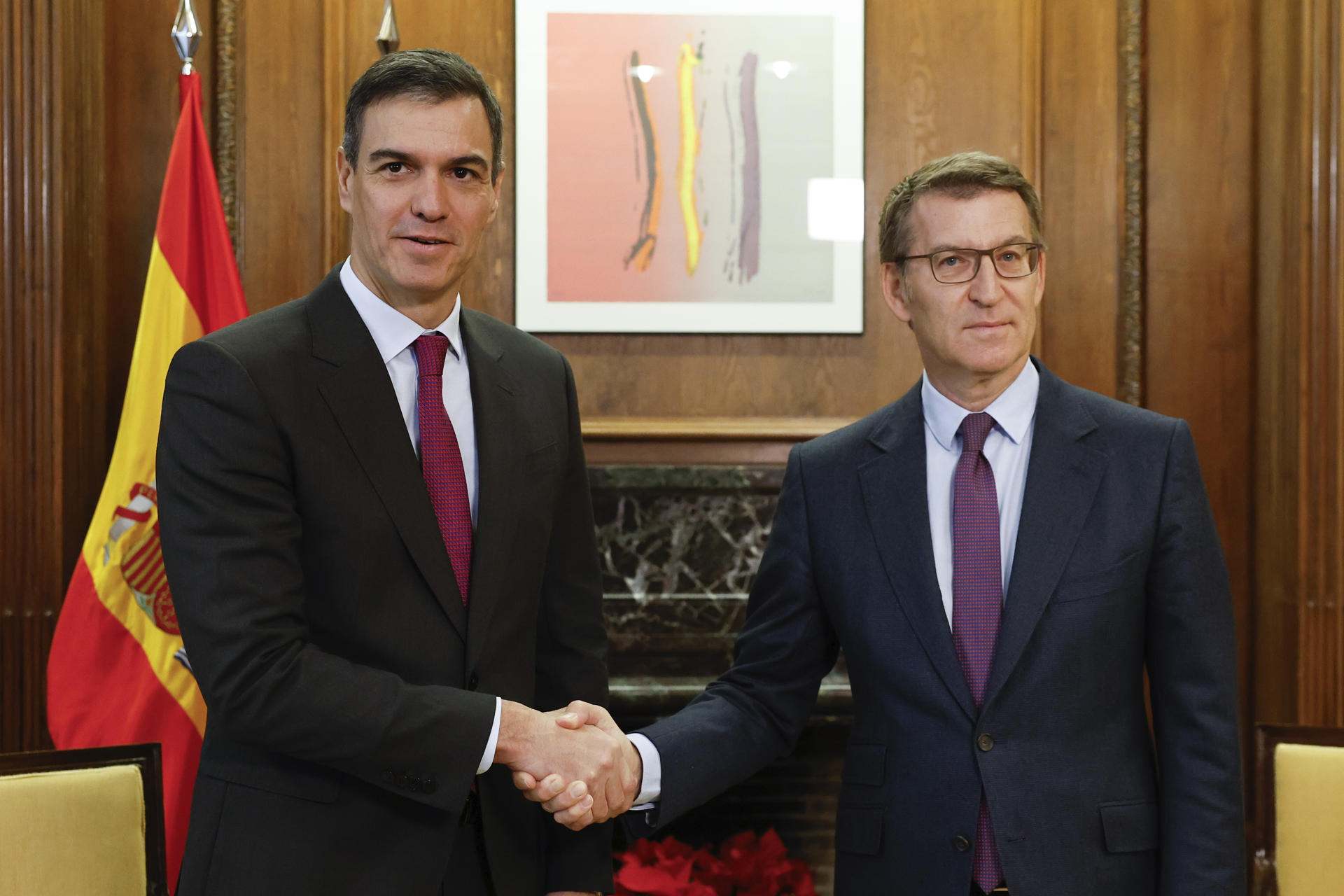 El presidente, Pedro Sánchez y el líder del PP, Alberto Núñez Feijóo, durante su encuentro en el Congreso