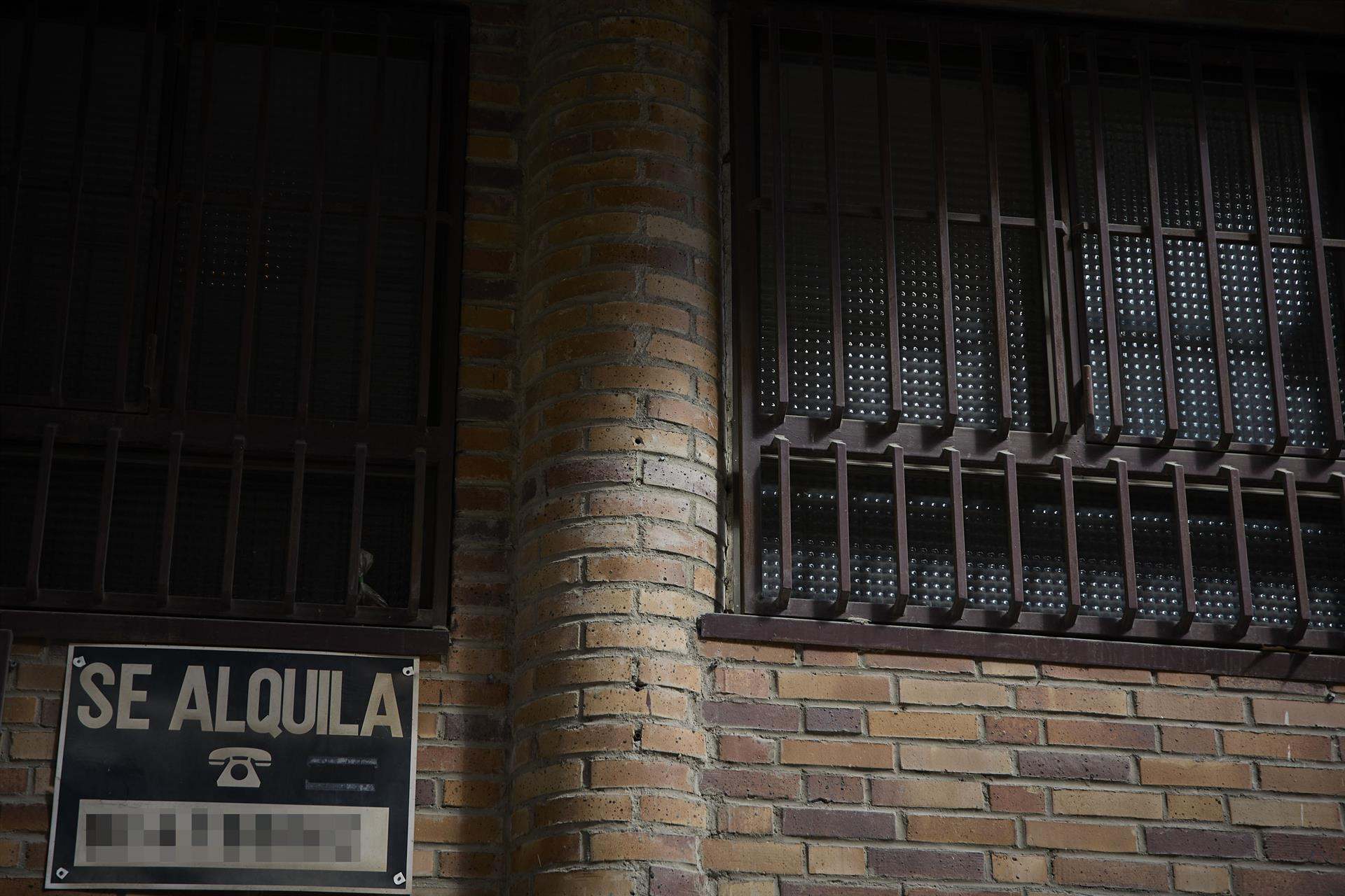 Vivienda con cartel de Se alquila