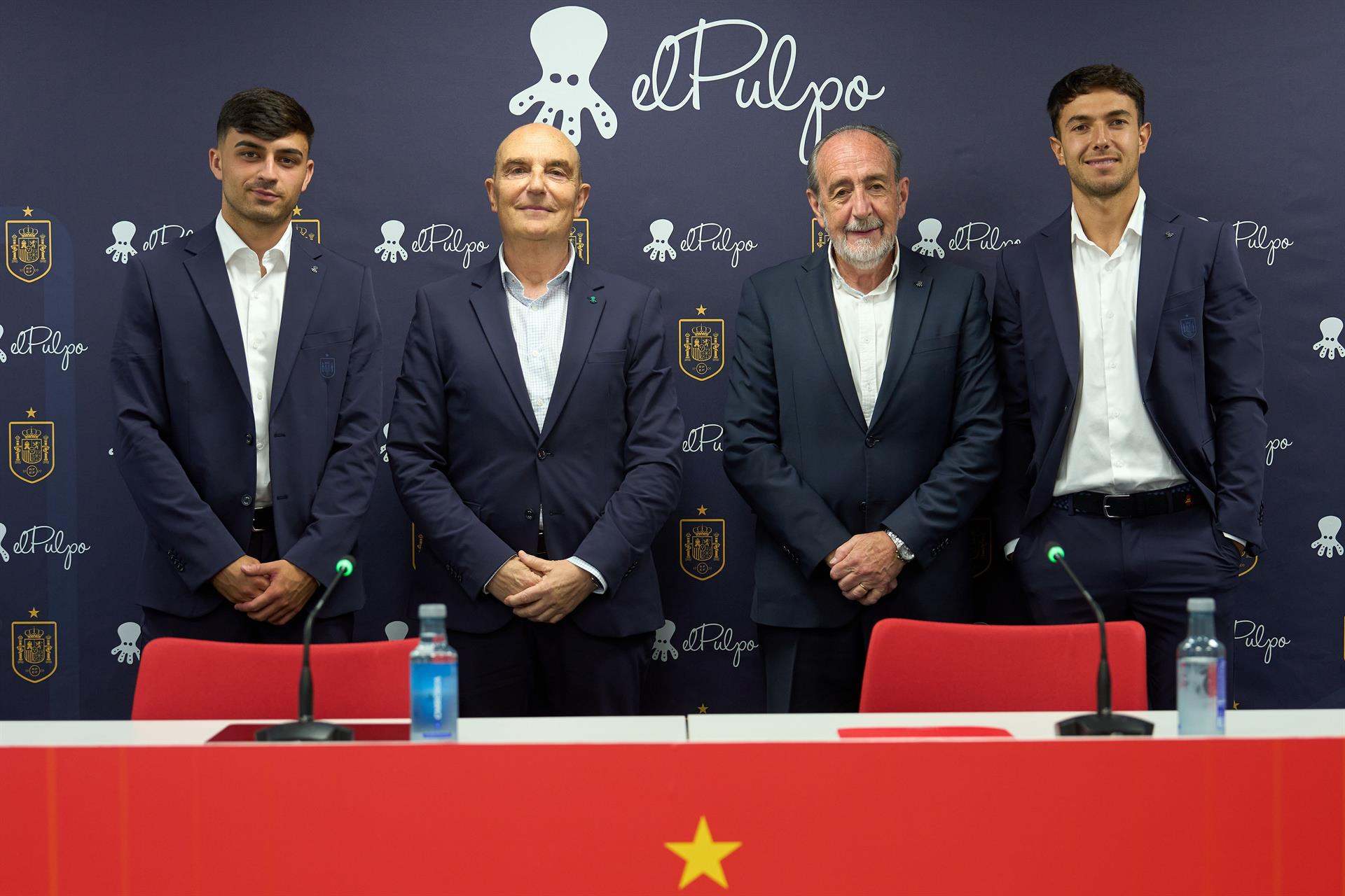 Presentación del nuevo traje oficial de elPulpo para la selección de fútbol.