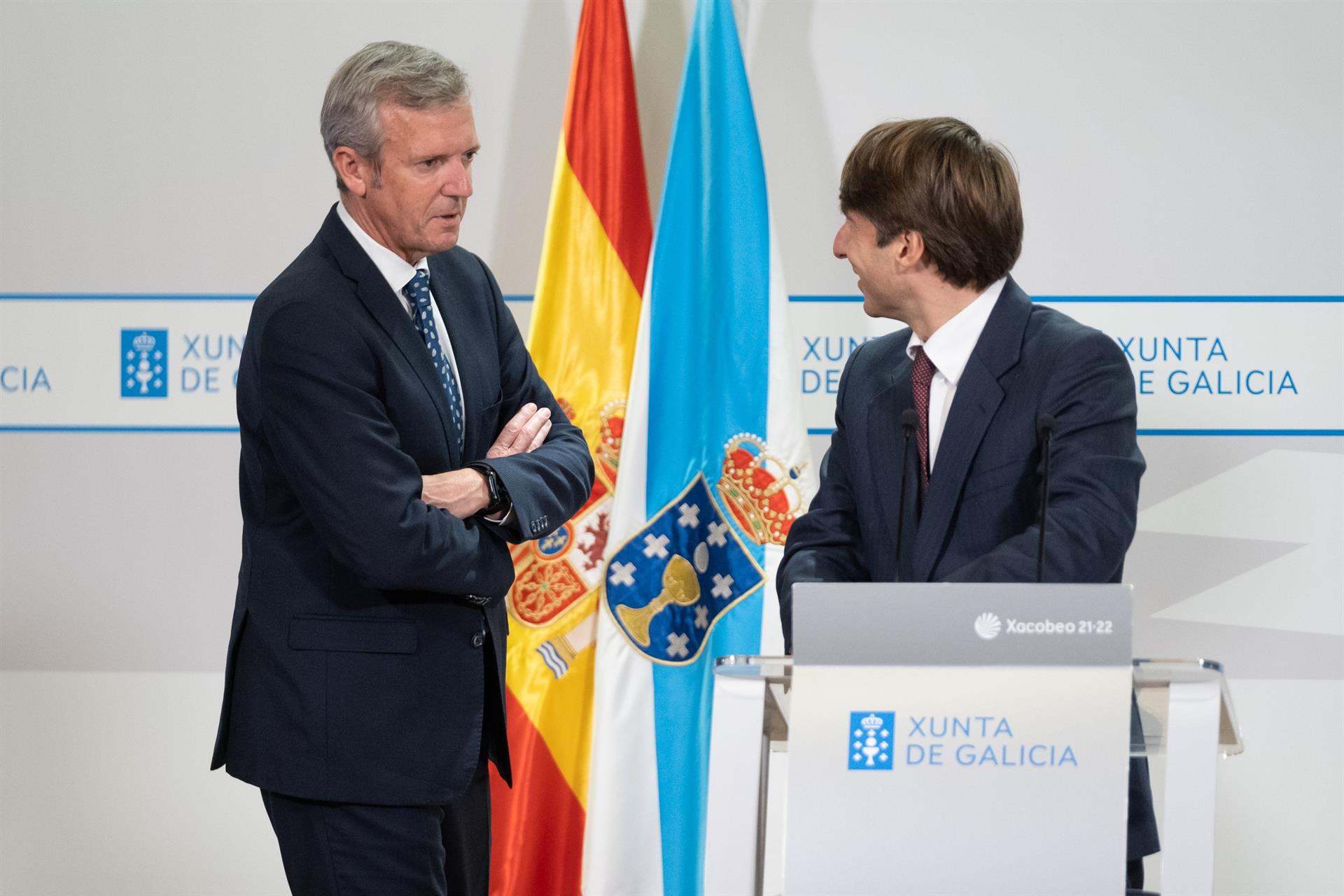 El presidente de la Xunta, Alfonso Rueda, junto al conselleiro de Facenda, Miguel Corgos.