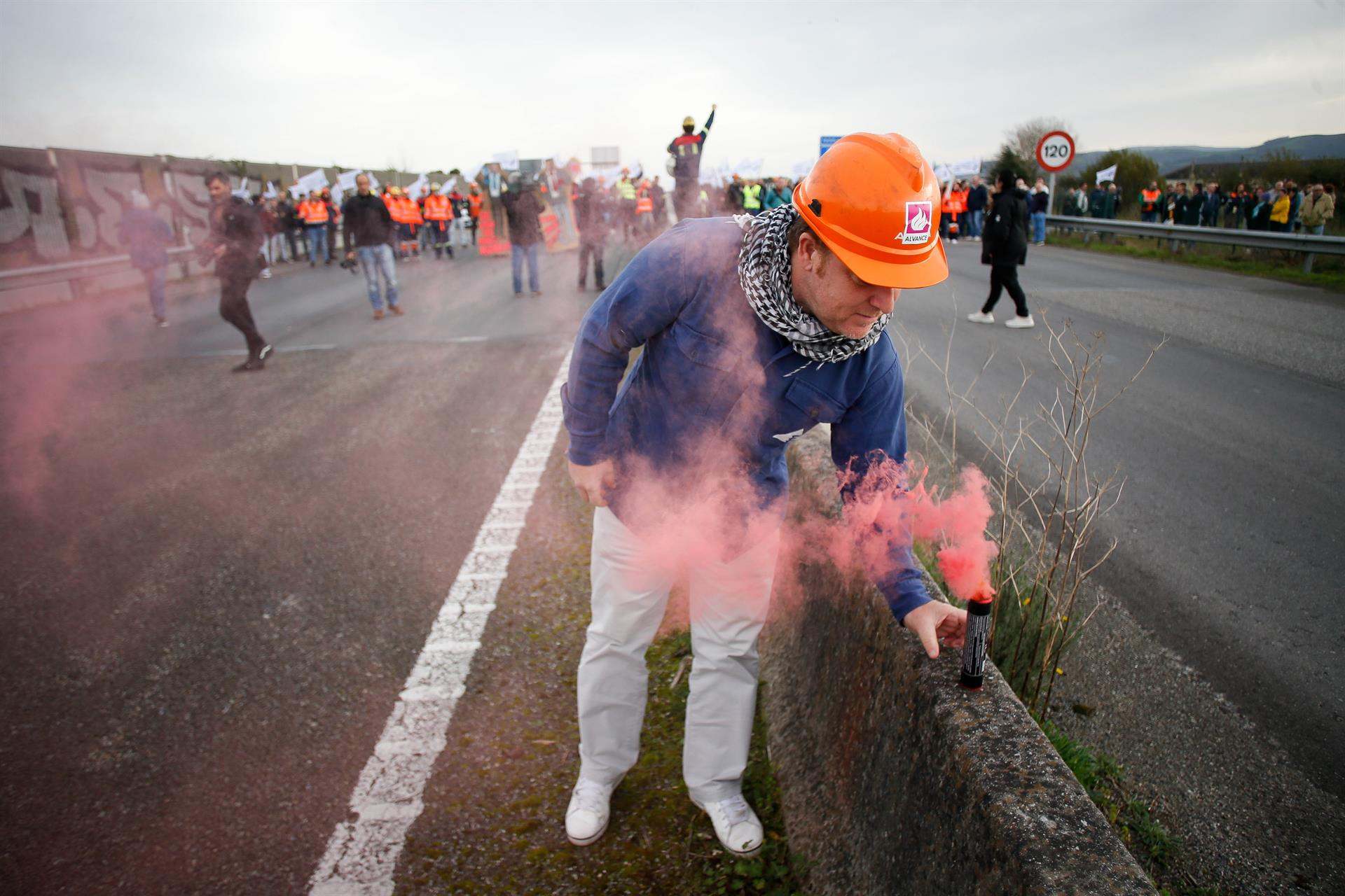Varias personas durante una protesta de trabajadores de Alcoa en Lugo.