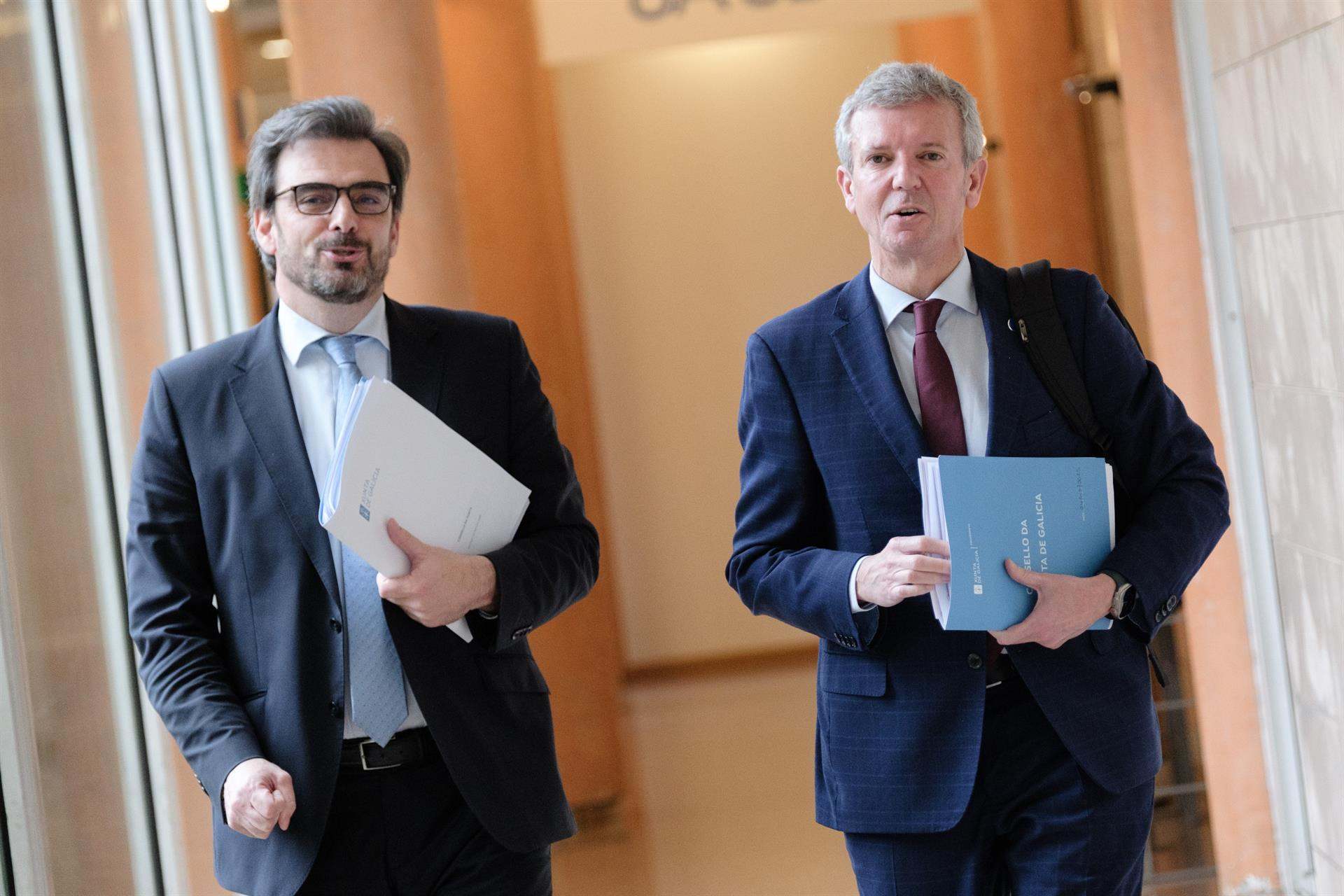 El conselleiro de presidencia, Xustiza e Deportes, Diego Calvo, junto al presidente gallego, Alfonso Rueda.