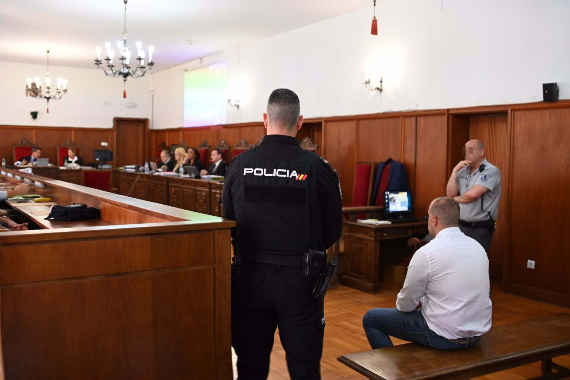 Un agente de Policía Nacional junto al acusado de la muerte de Manuela Chavero, Eugenio Delgado, durante un juicio en la Audiencia Provincial de Badajoz - Andrés Rodríguez - Europa Press