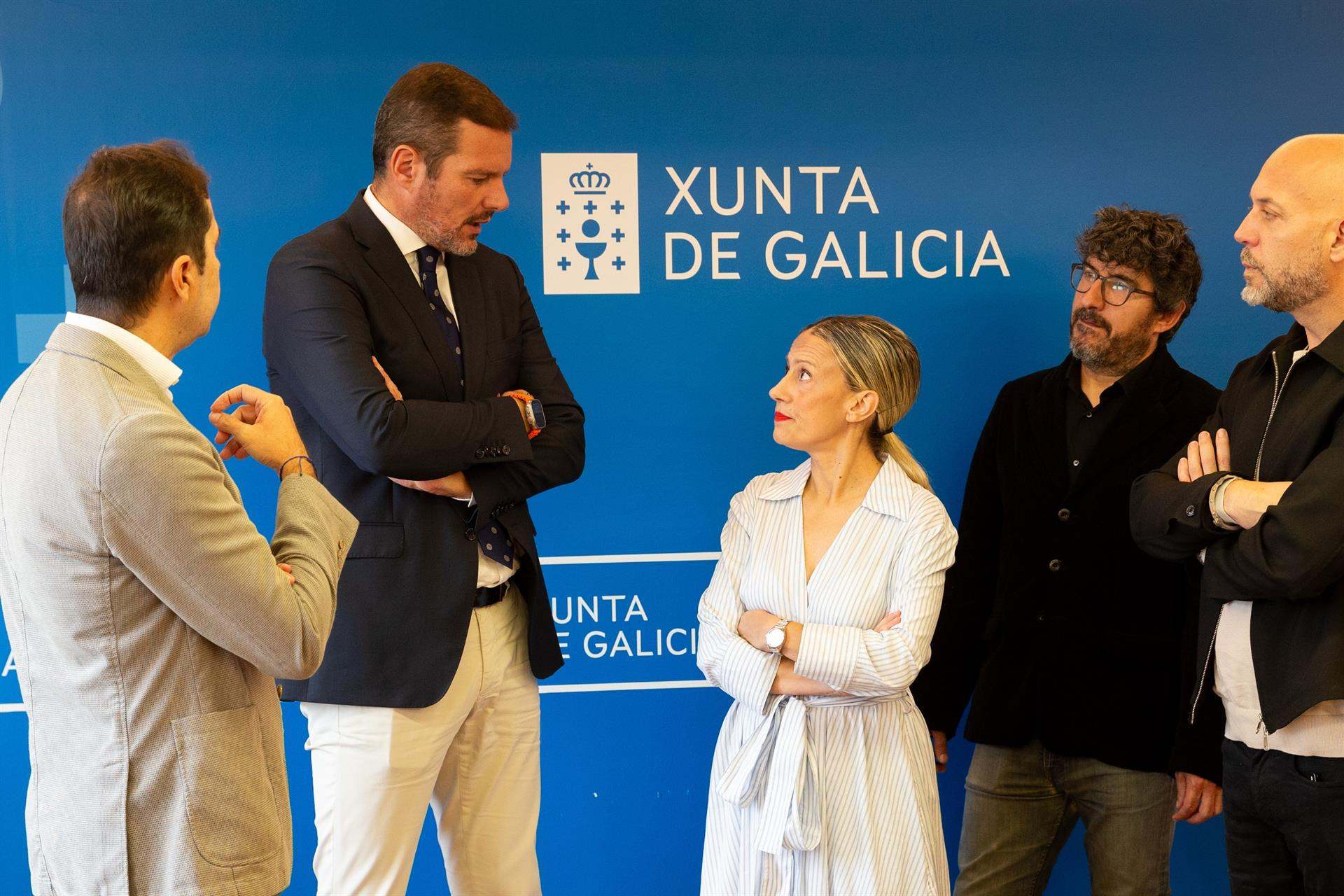 El conselleiro de Cultura, José López Campos, y la presidenta de la Asociación Galega de Empresas Musicais (AGEM), Patricia Hermida, firman el convenio de colaboración para impulsar el primer Plan Estratégico del sector.