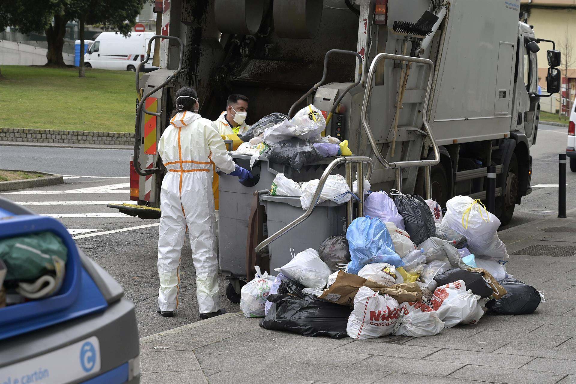 Operativo de limpieza durante una emergencia sanitaria por la basura acumulada en A Coruña.