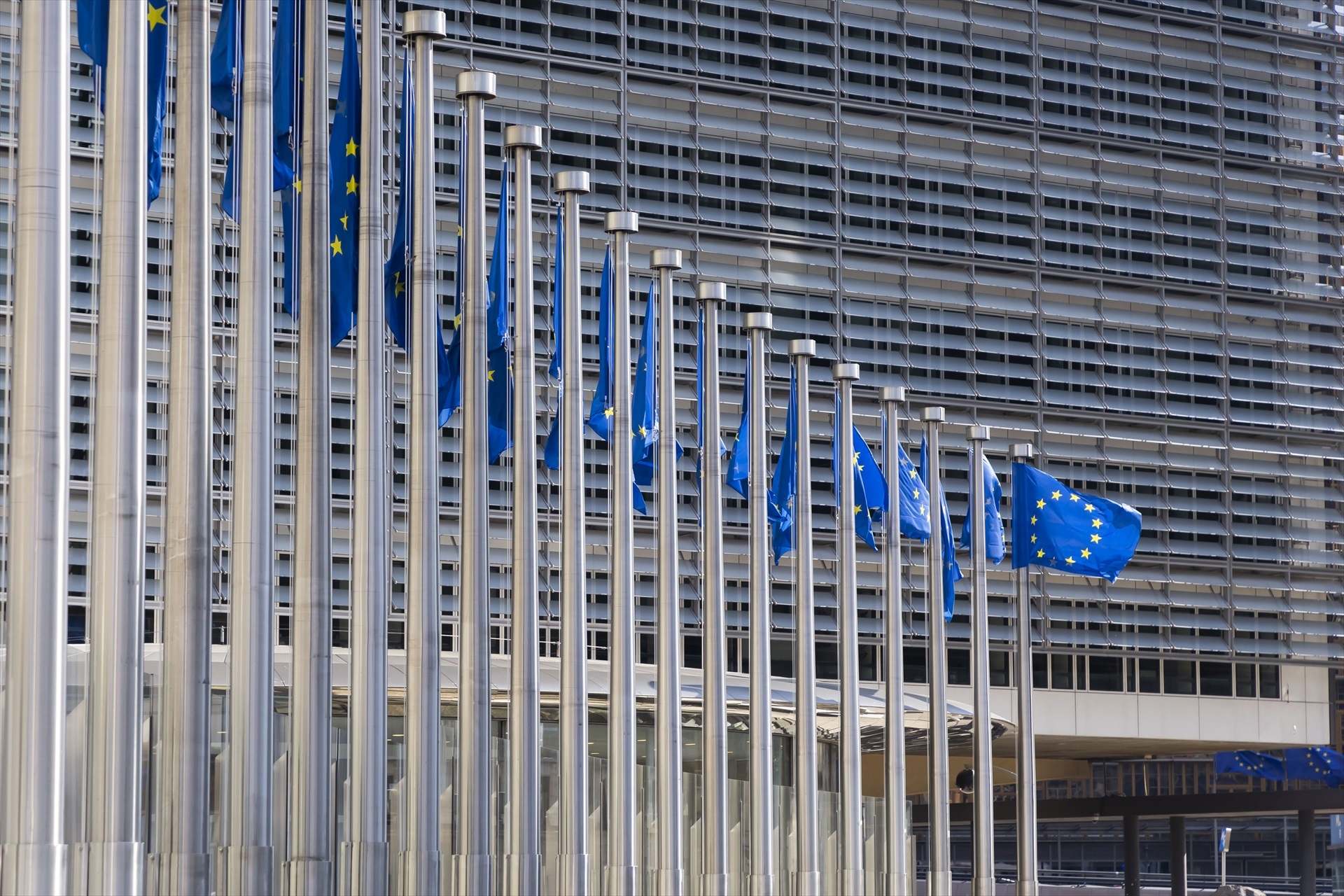Banderas de la UE en la sede de la Comisión Europea en Bruselas. Europa Press.