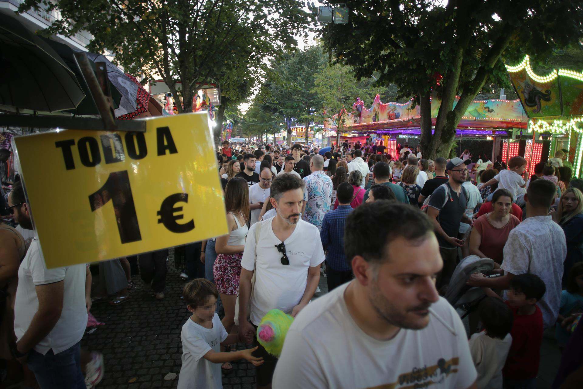 Decenas de personas pasean por el recinto ferial durante las Fiestas de San Froilán de Lugo, declaradas de Interés Turístico Gallego y de Interés Turístico Nacional.