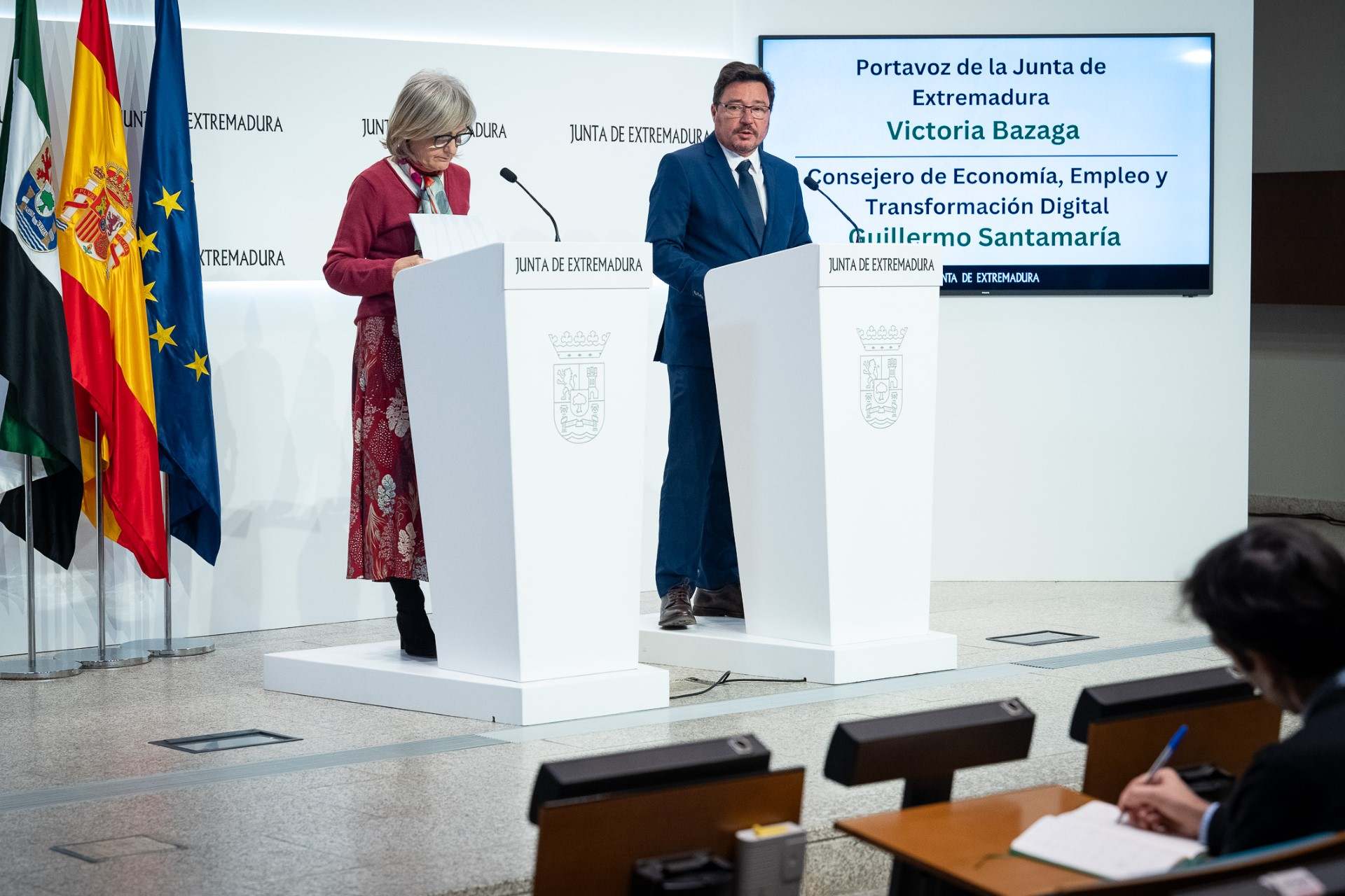 La portavoz Victoria Bazaga (izquierda) y el consejero de Economía, Guillermo Santamaría (derecha)