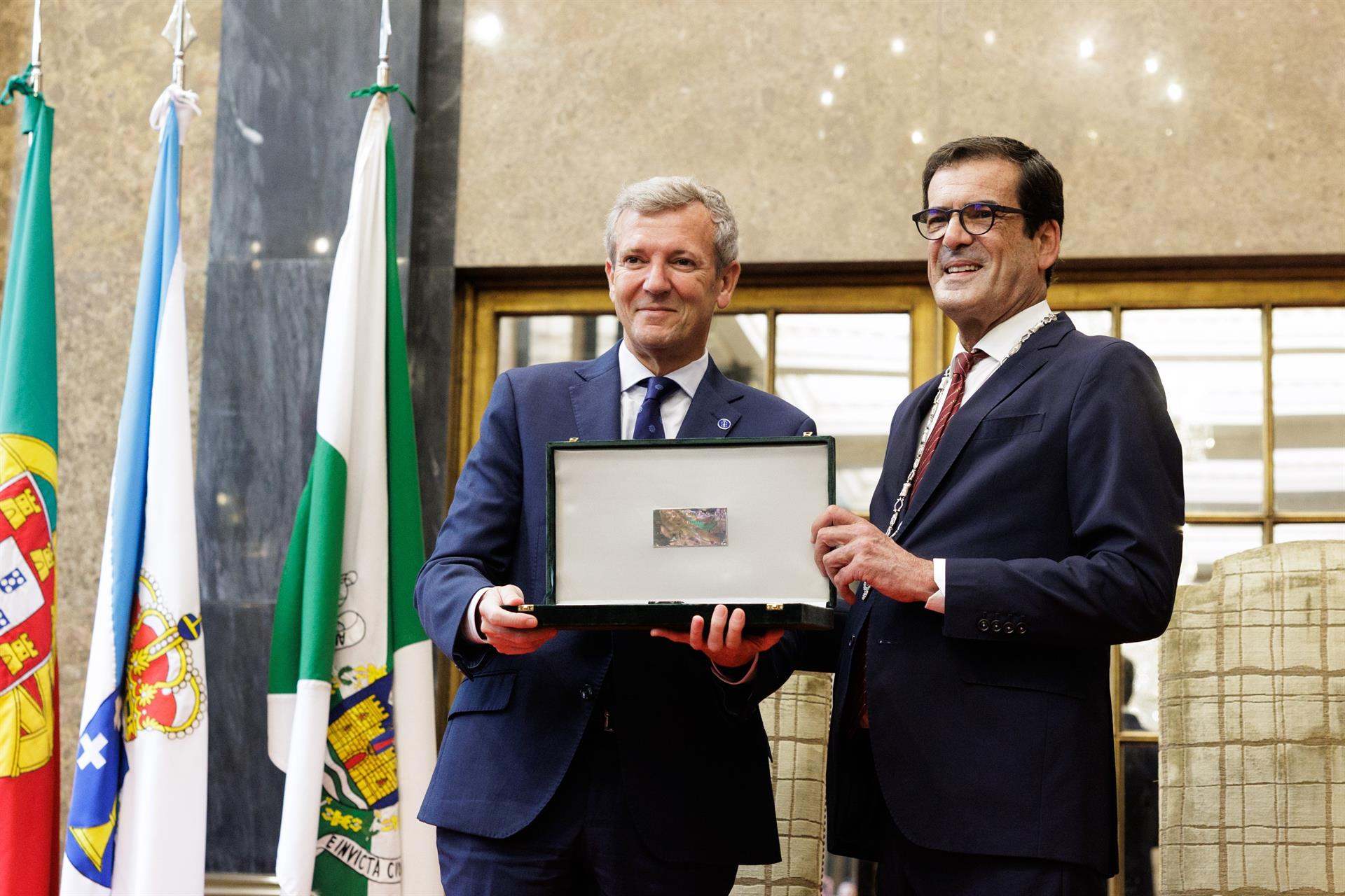 El presidente de la Xunta, Alfonso Rueda, recibe en nombre de Galicia, las llaves de la ciudad de Oporto
