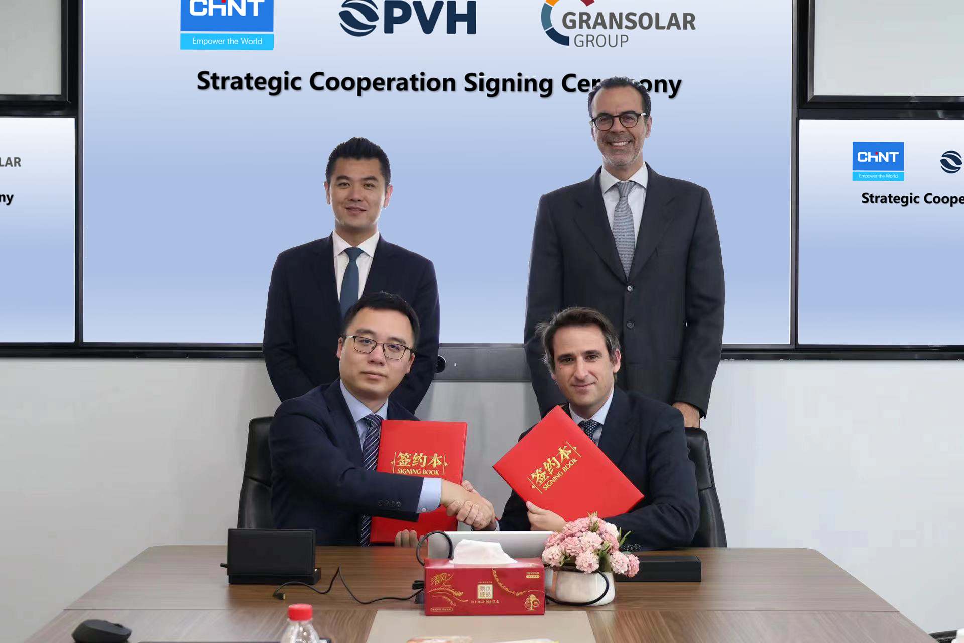 Martin Liu, Director del Departamento de Inversiones en el Extranjero de CHINT, y Carlos López, CRO de PVH; y Lu Chuan, Presidente de CHINT New Energy, e Iván Higueras, CEO del Grupo Gransolar.