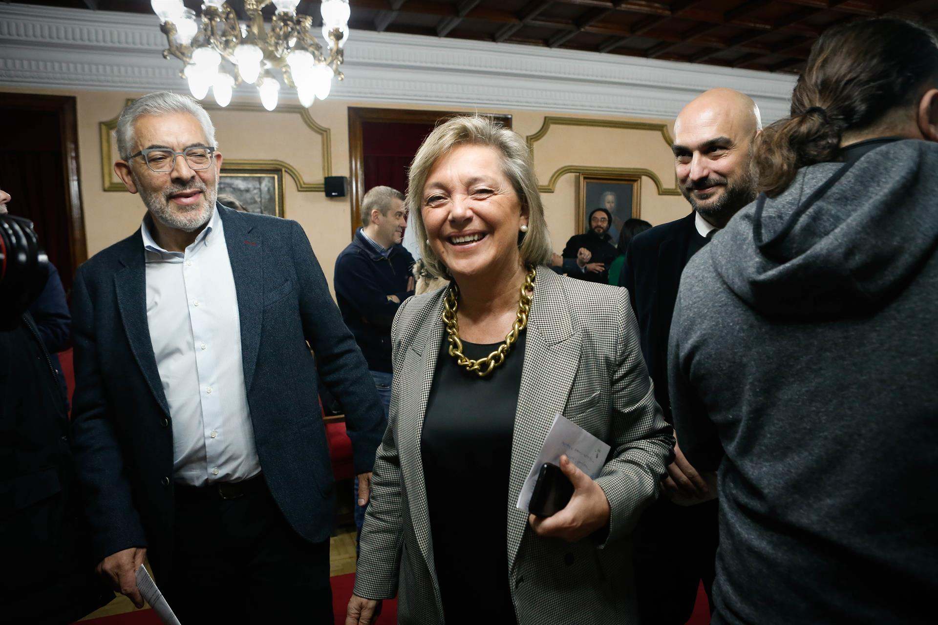 El concejal de Transición Ecolóxica y Medio Rural, número 2 del PSOE en el Concello, Miguel Fernández (1i), junto a la fallecida alcaldesa, Paula Alvarellos.