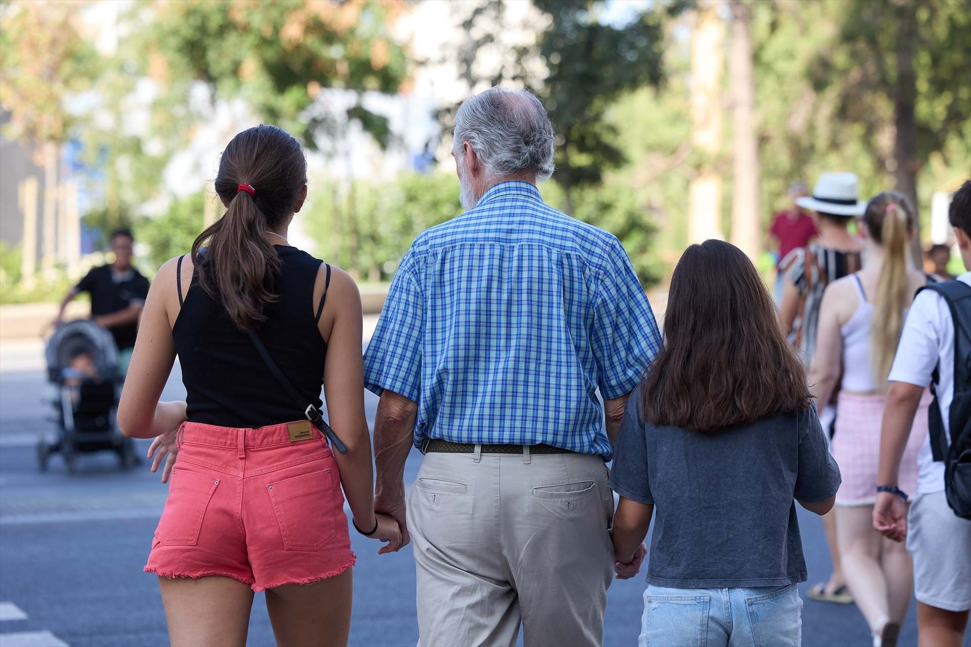 Un jubilado camina con sus nietas. Europa Press.