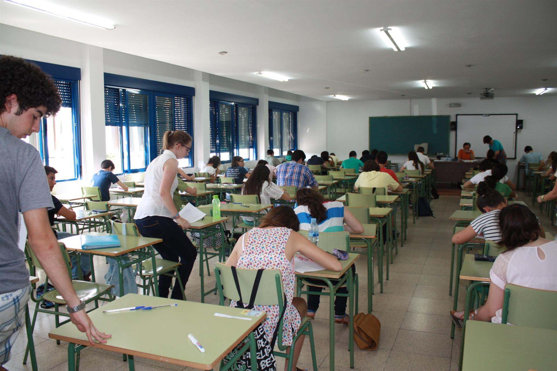 Alumnos en una aula, en una imagen de archivo. - JUNTA DE EXTREMADURA