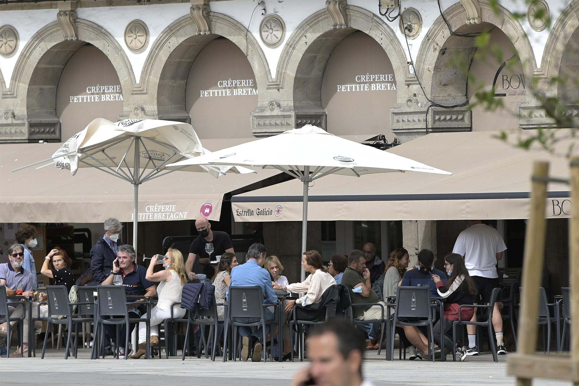 Turistas en una terraza de A Coruña.