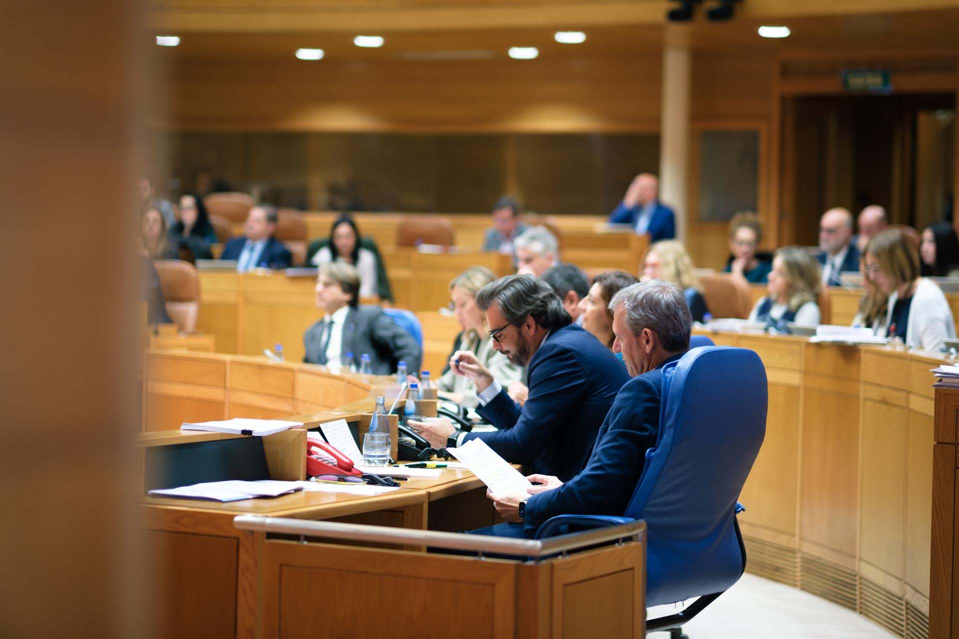 El presidente de la Xunta, Alfonso Rueda, en el pleno de la Cámara gallega.