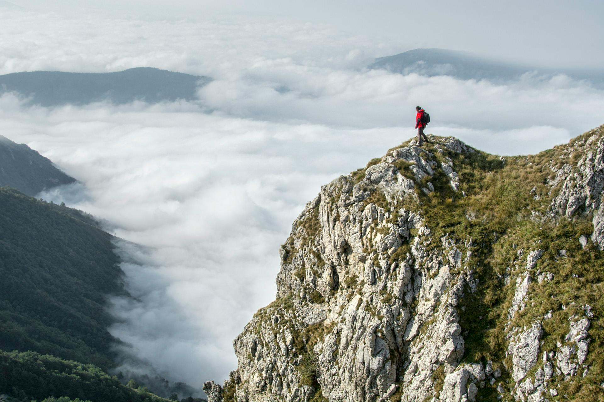 Un montañista mientras sube una montaña