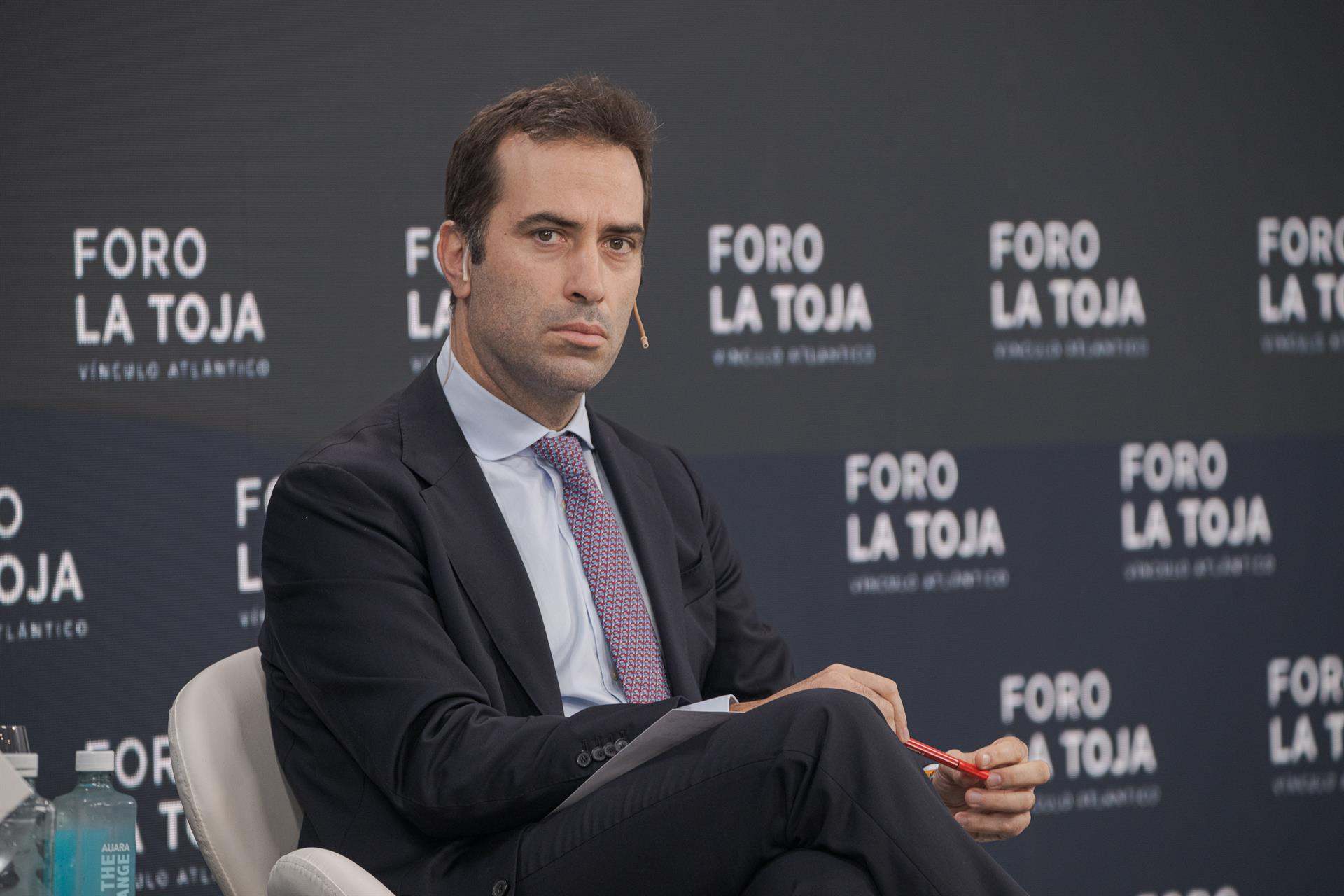 El ministro Economía, Carlos Cuerpo, durante la celebración de la segunda mesa de debate de la VI edición del Foro de la Toja-Vínculo Atlántico.