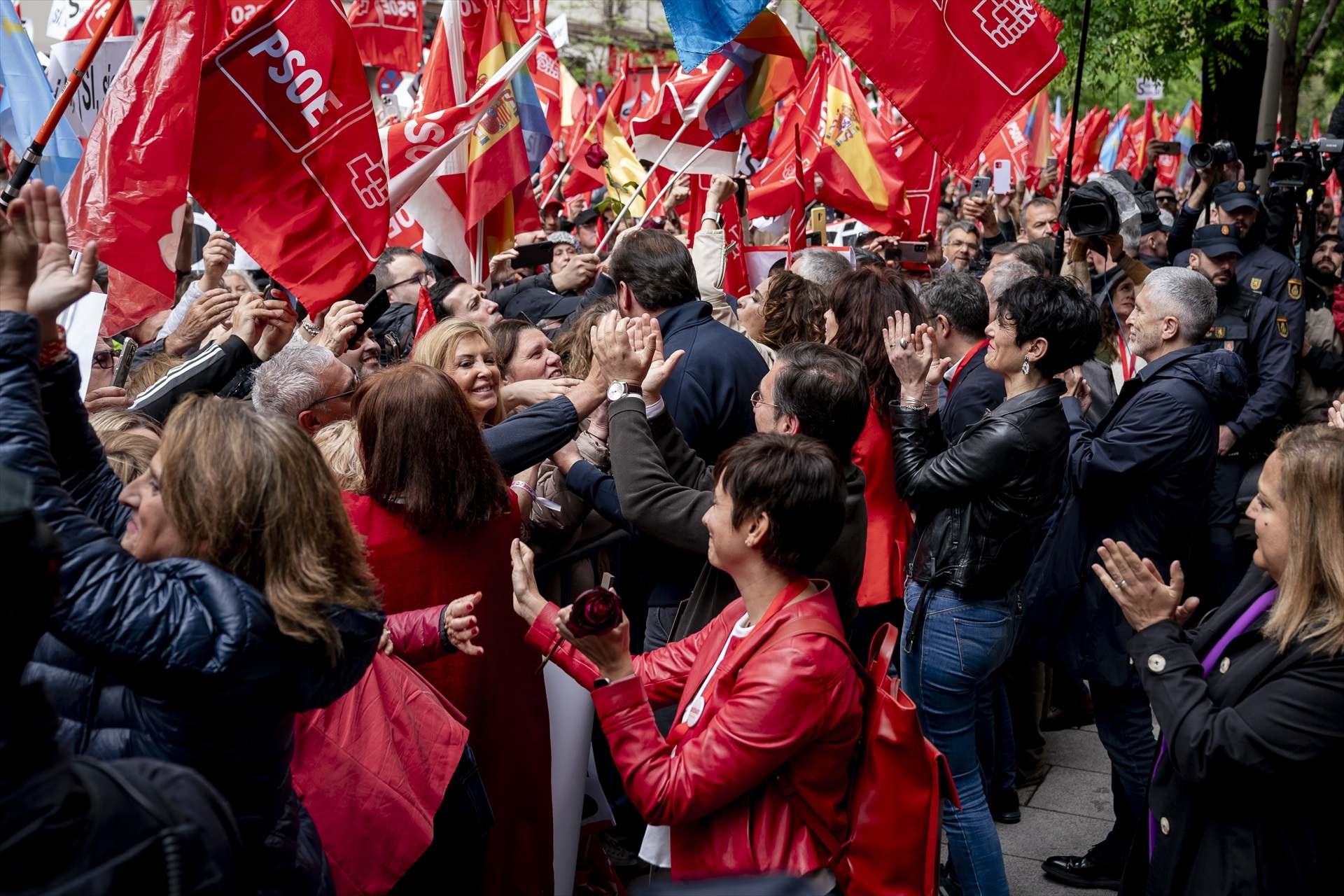 Varios miembros del PSOE durante una concentración en la calle de Ferraz en apoyo al presidente del Gobierno, Pedro Sánchez | EP