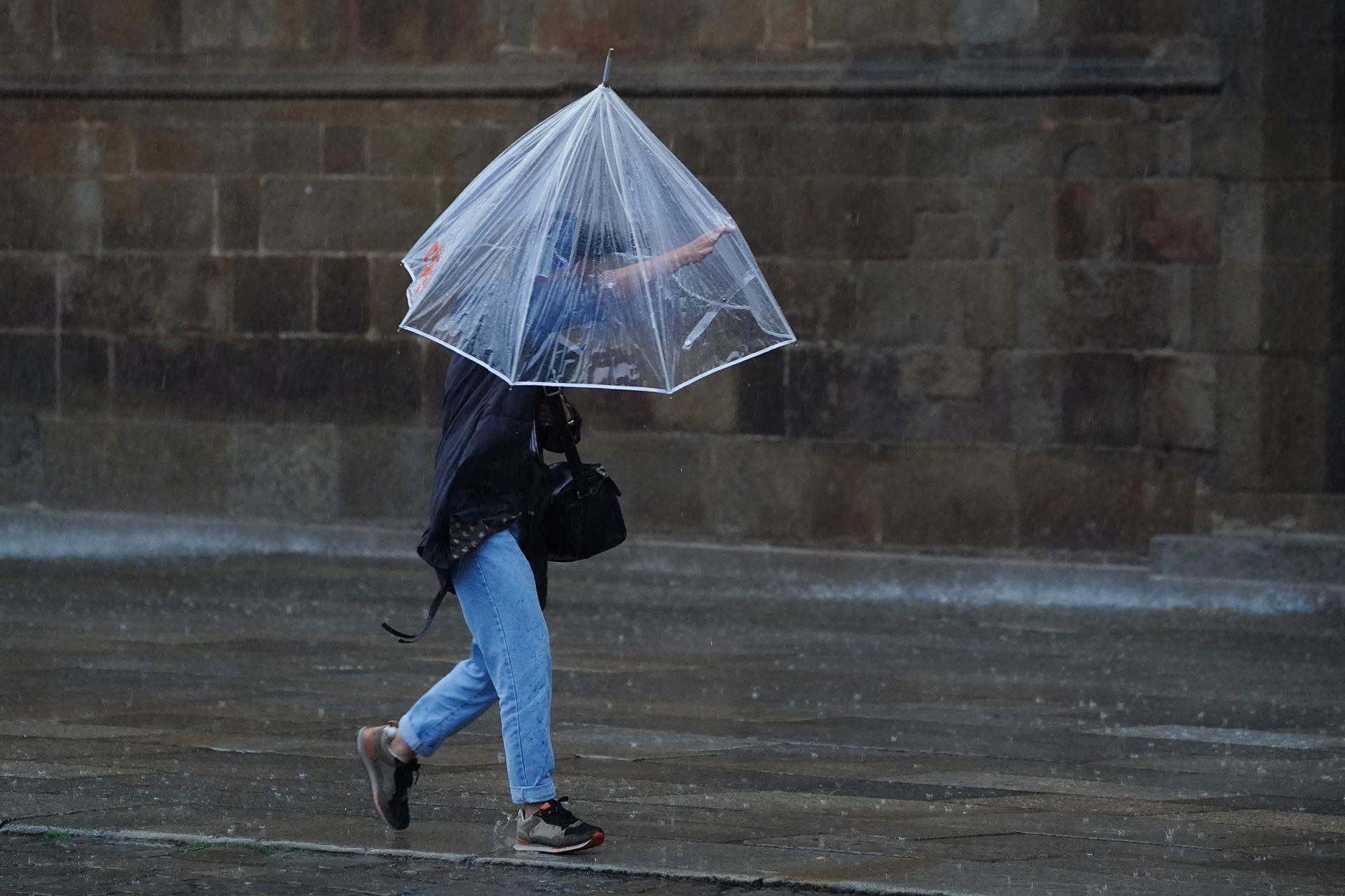 Vecina paseando bajo la lluvia
