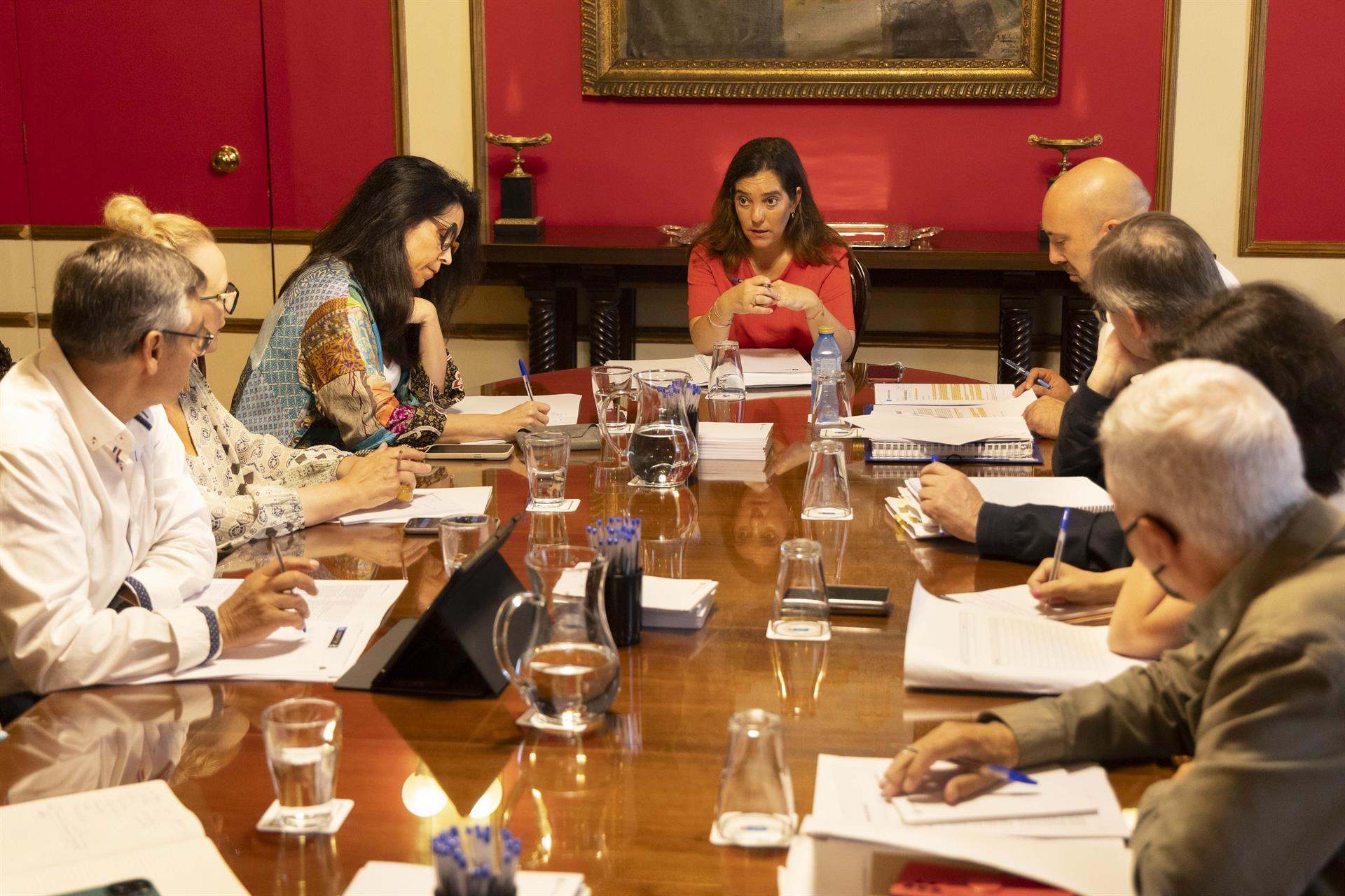 Primera reunión de la Comisión de Seguimiento de la emergencia sanitaria, celebrada este lunes y presidida por la alcaldesa de A Coruña, Inés Rey.